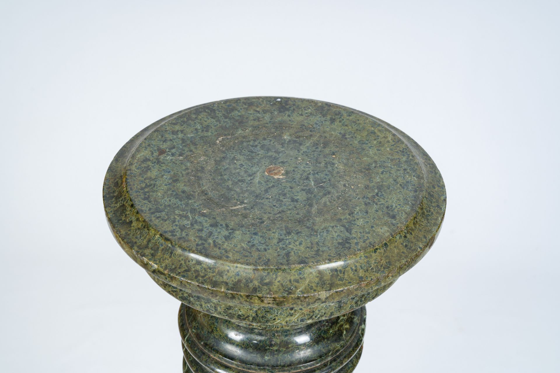 A twisted vert de mer marble pedestal, 19th/20th C. - Bild 5 aus 5