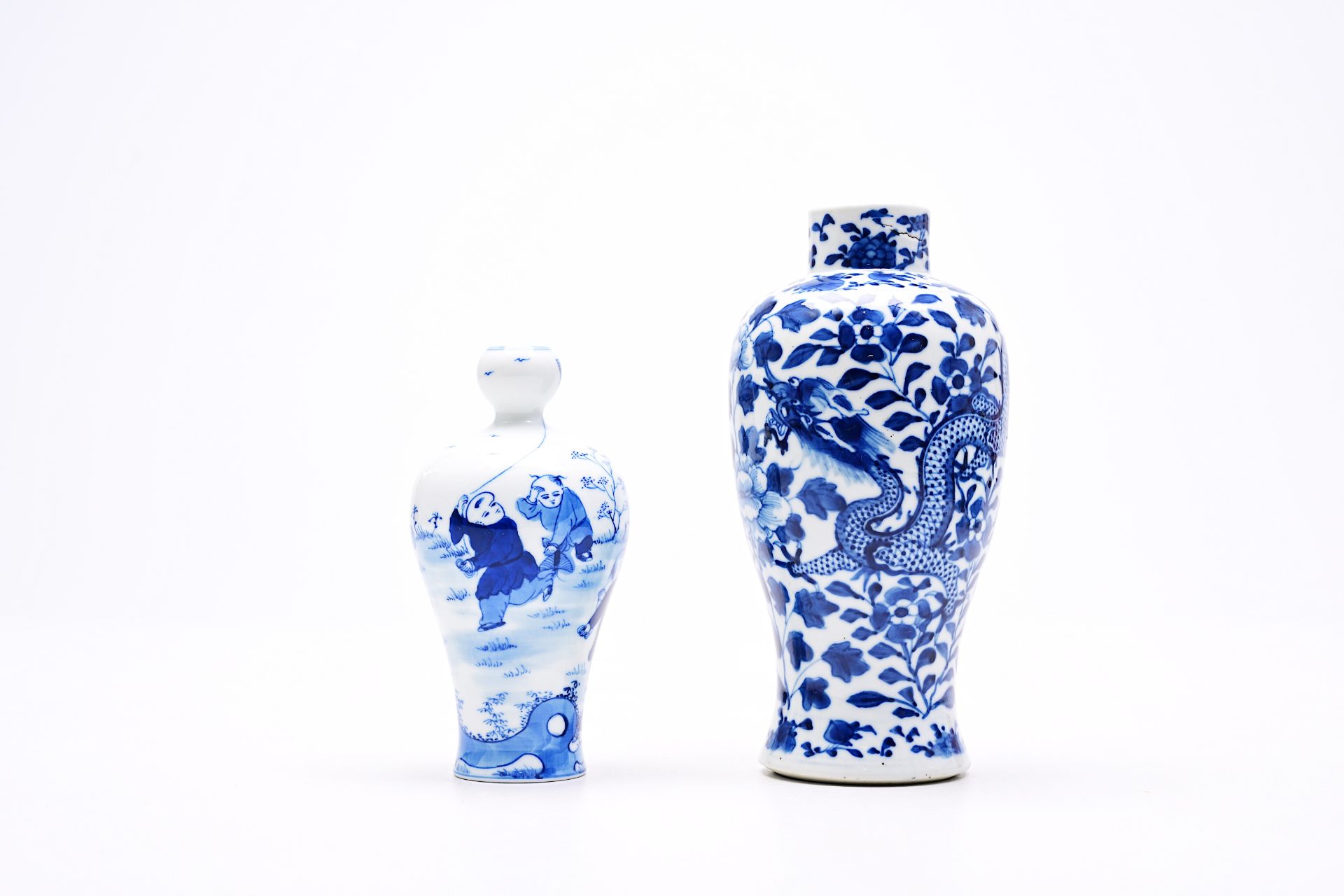 A varied collection of Chinese blue and white porcelain with floral design and figures in a landscap - Bild 16 aus 22