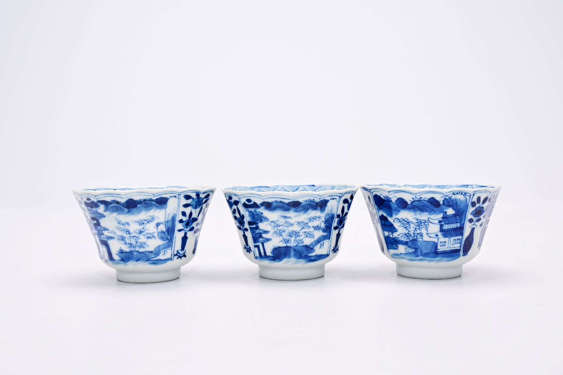 A varied collection of Chinese blue and white porcelain with floral design and figures in a landscap - Bild 11 aus 22