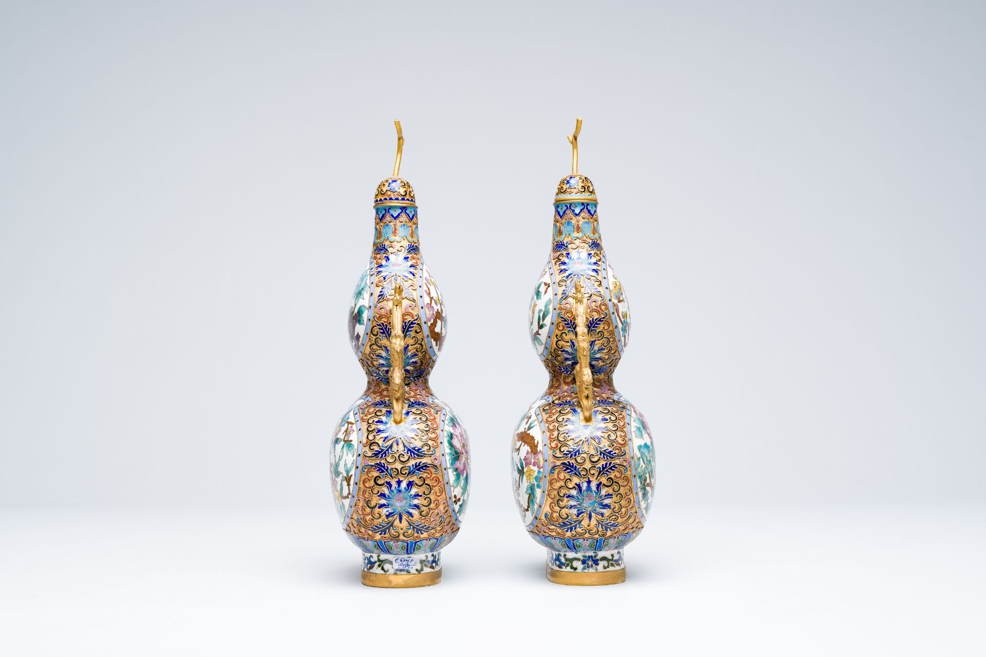 A pair of Chinese cloisonne double gourd vases on wooden stands, 20th C. - Image 3 of 9