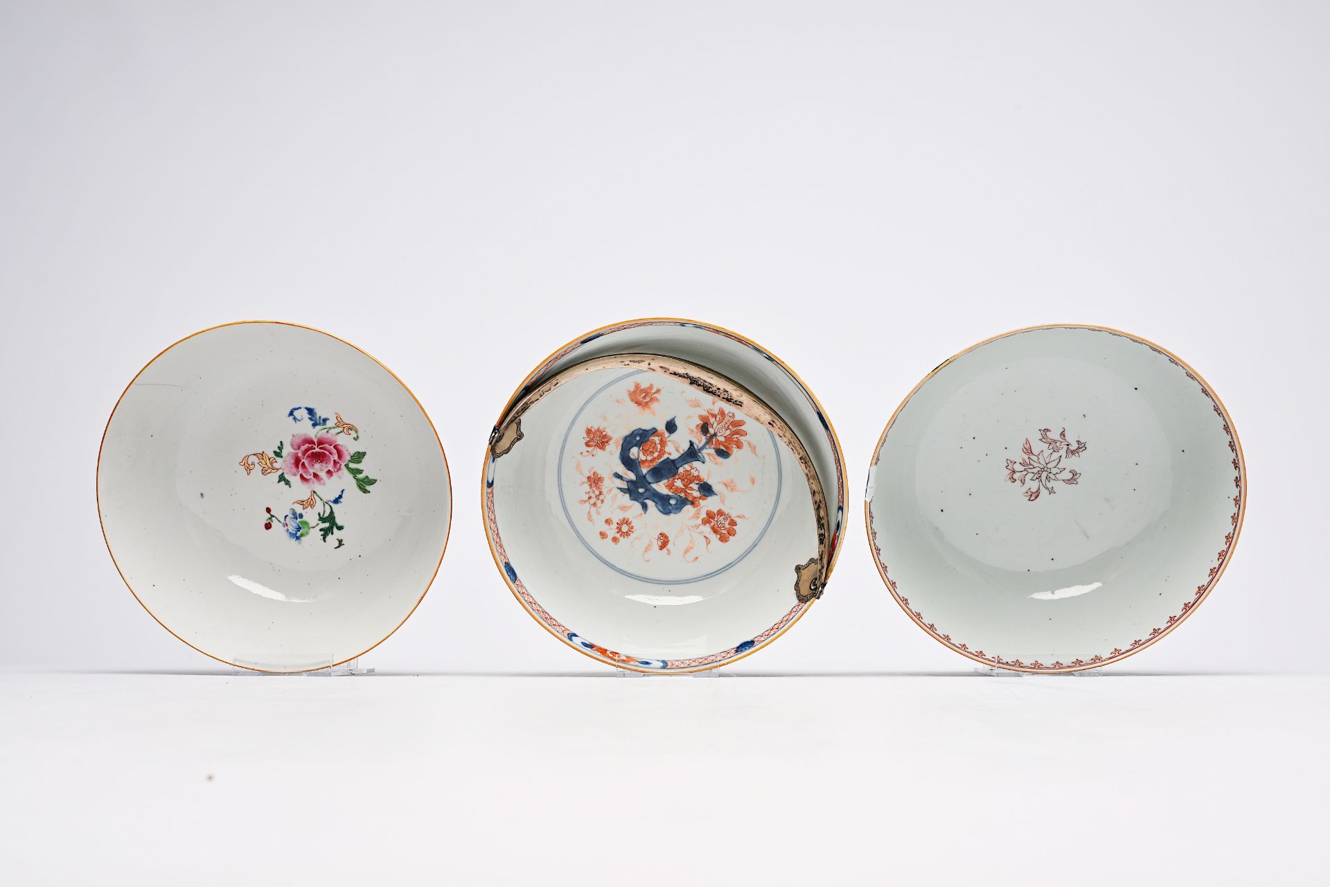 Three Chinese Imari style, famille rose and monochrome blue bowls, Kangxi/Qianlong - Image 5 of 6
