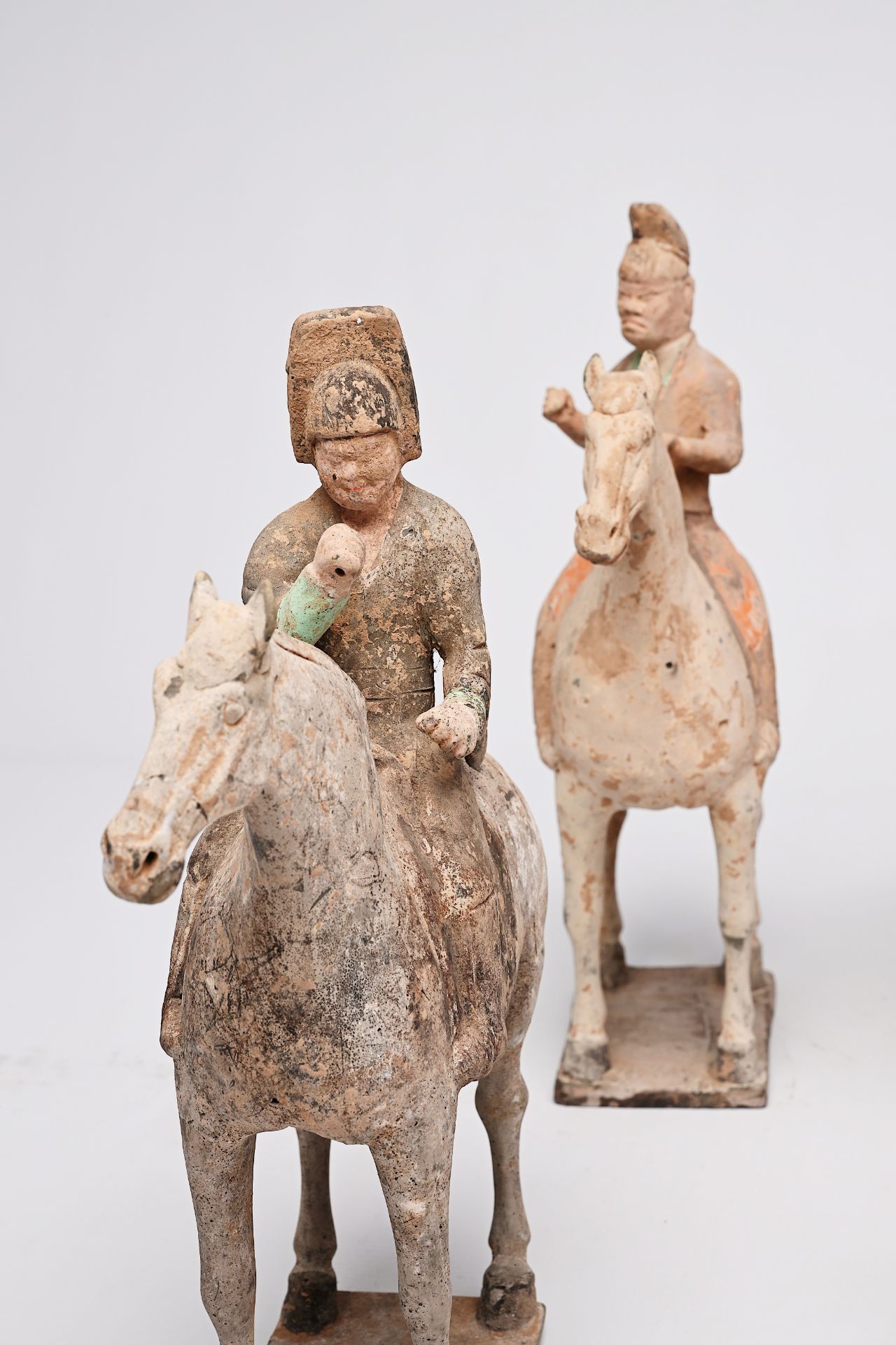 Four Chinese polychrome painted pottery equestrian figures, Tang - Bild 5 aus 22