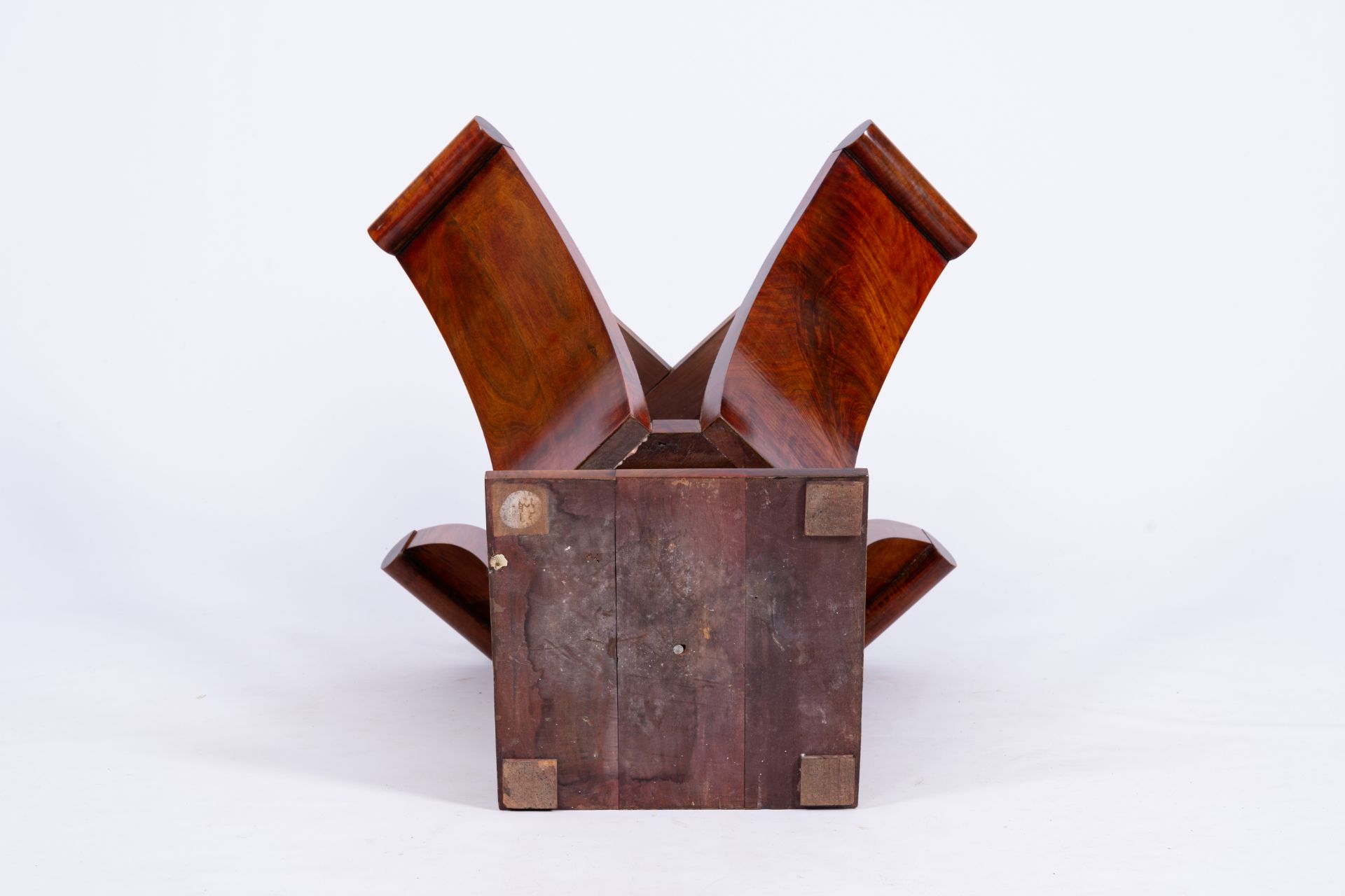 An octagonal veneered wood Art Deco side table with a mirror top, 20th C. - Image 8 of 8