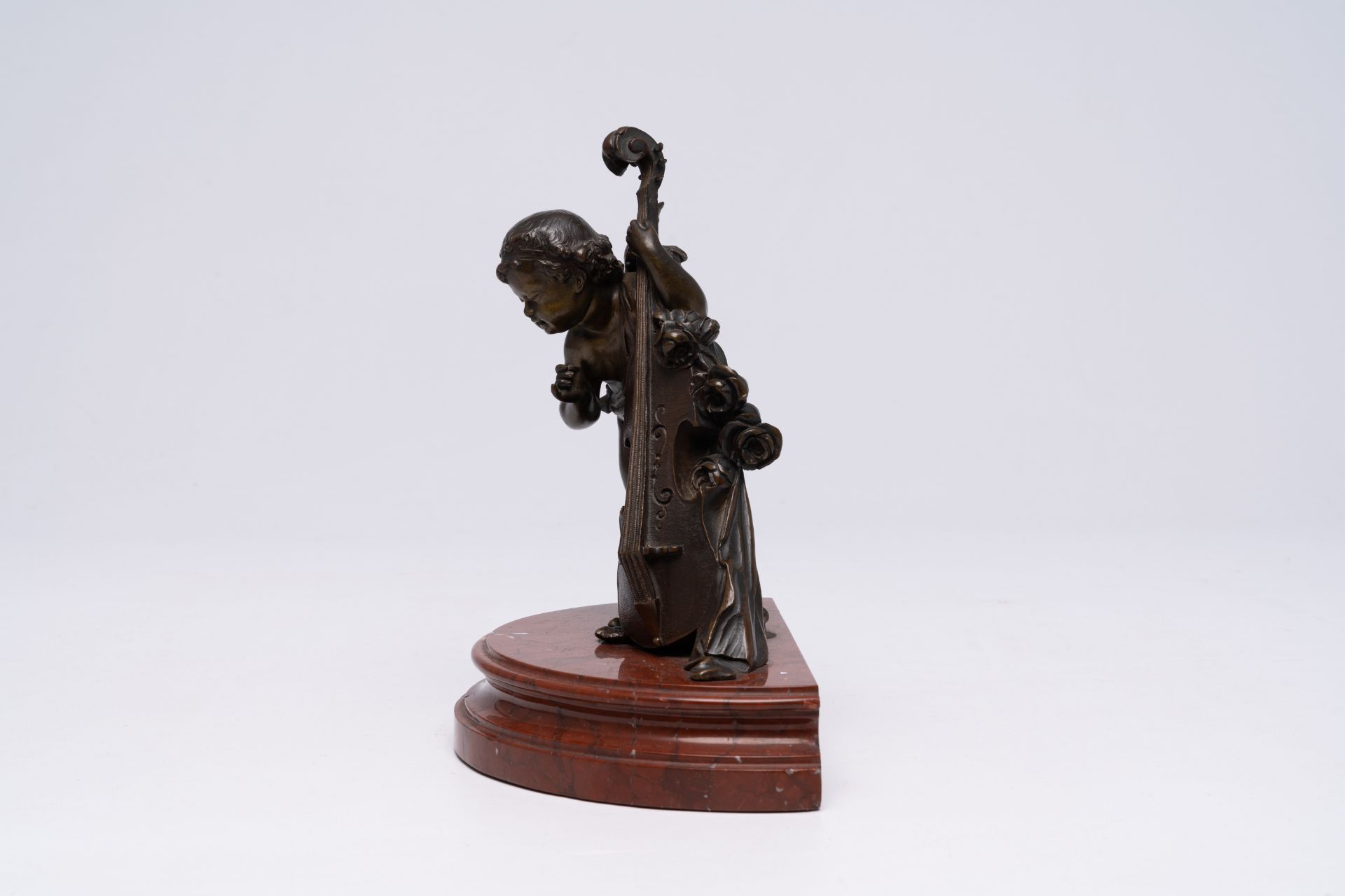French school: An angel playing a double bass, brown patinated bronze on a red marble base, 19th/20t - Image 5 of 7