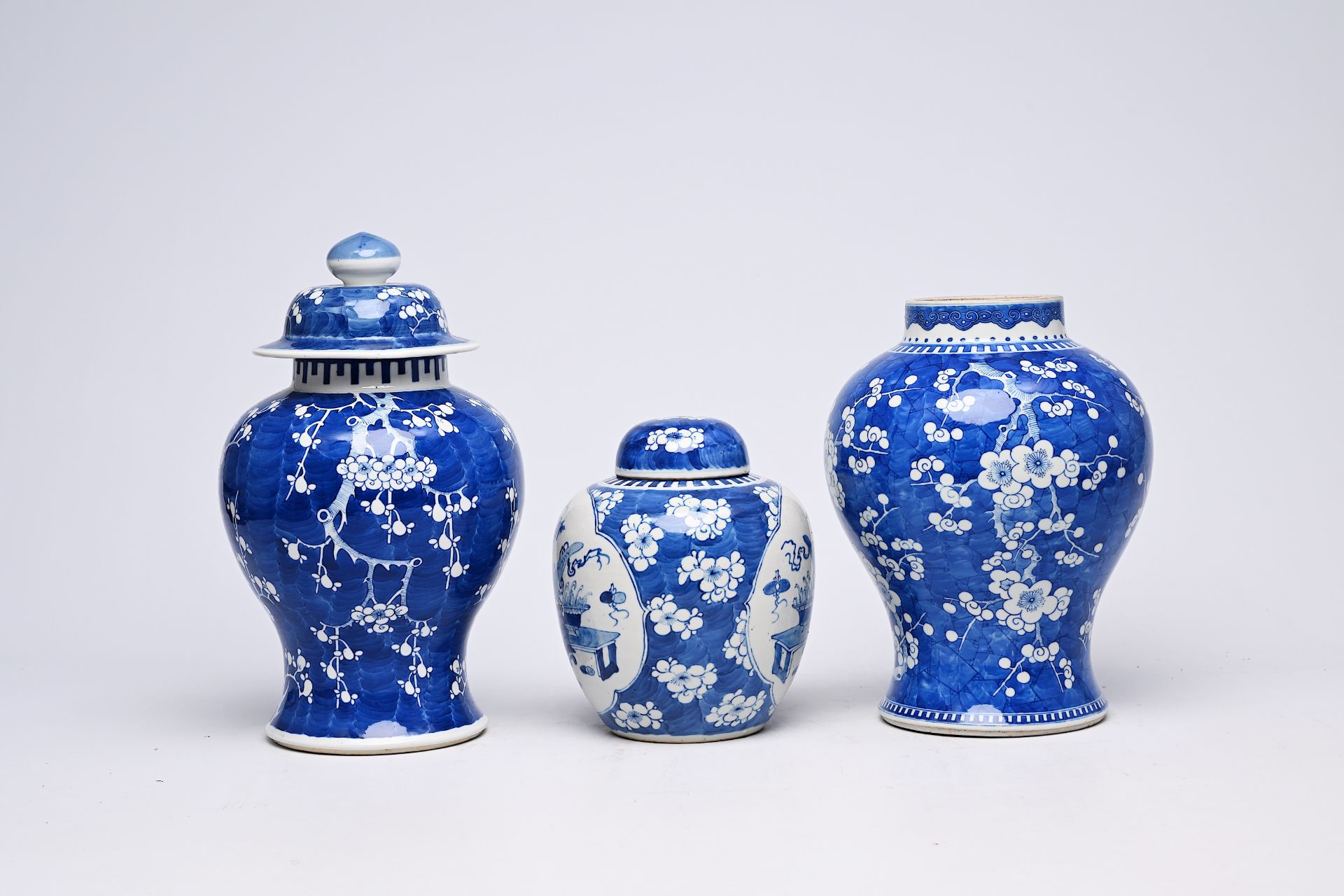 Two Chinese blue and white prunus on cracked ice ground vases and a jar and cover with antiquities, - Bild 5 aus 16