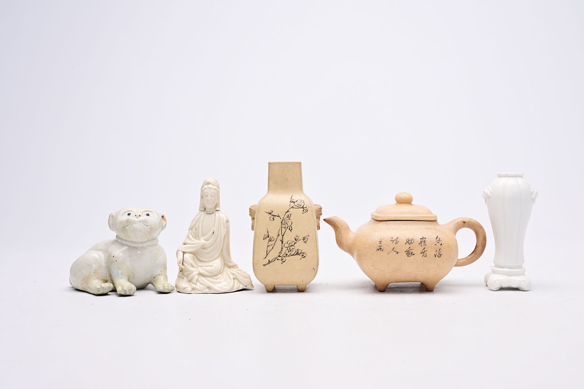 A varied collection of Chinese Yixing stoneware, blue and white and blanc de Chine porcelain, Wanli - Bild 2 aus 11