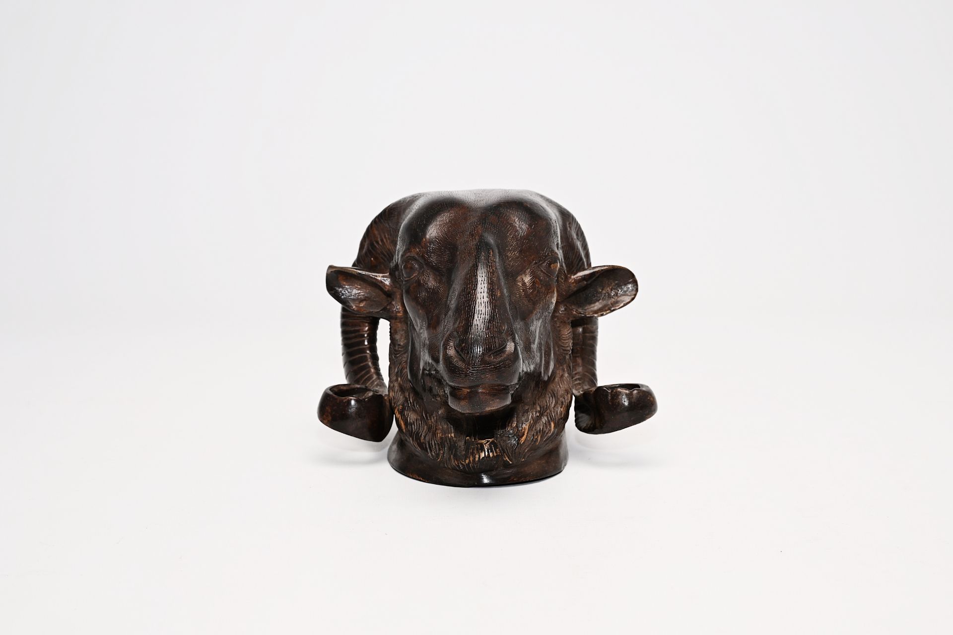Six bronze mortars, five stampers and a patinated cast iron ram's head, 16th C. and later - Bild 13 aus 16