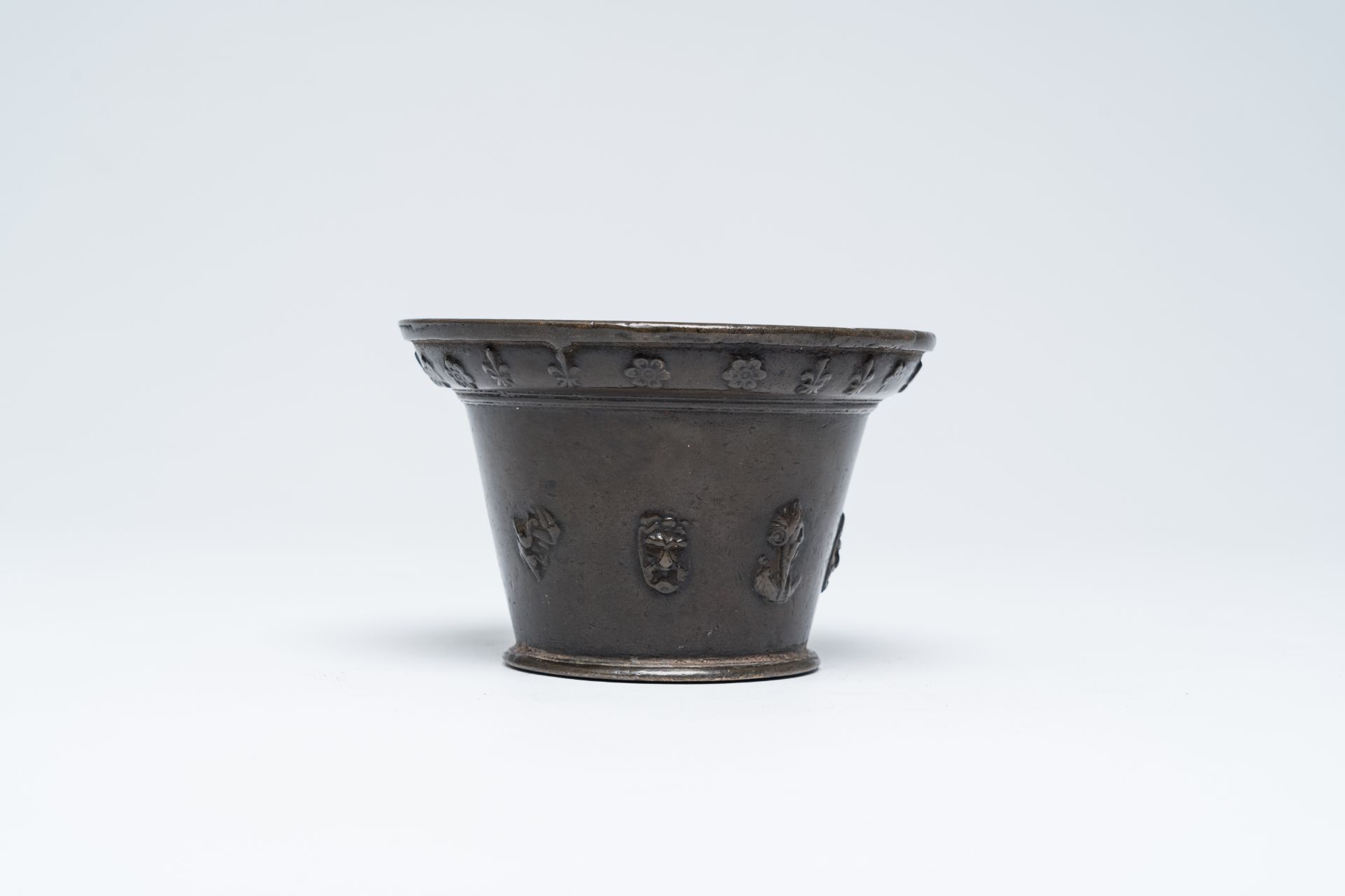 A French bronze 'mascarons' mortar, probably Lyon, 17th C. - Image 3 of 7