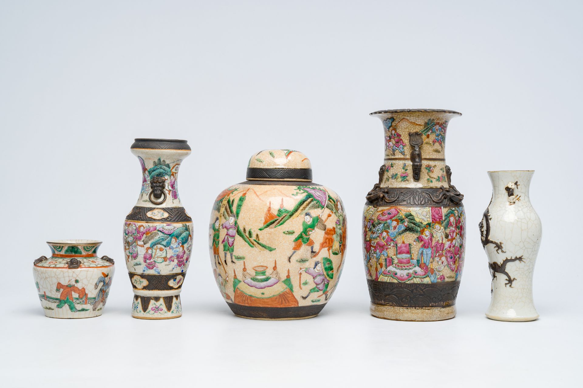 Five Chinese Nanking crackle glazed famille rose and verte vases with dragons, warrior scenes and pl - Bild 3 aus 7