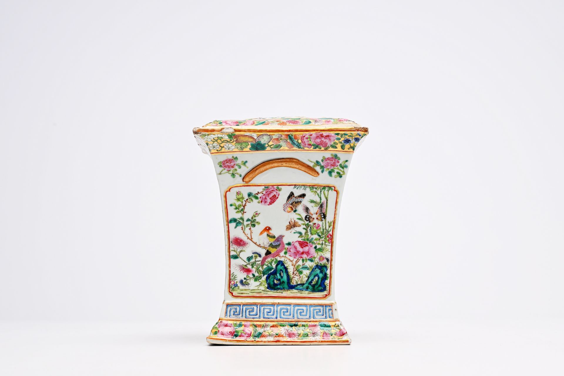 A square Chinese Canton famille rose flower holder with palace scenes and eight various plates and d - Bild 7 aus 11
