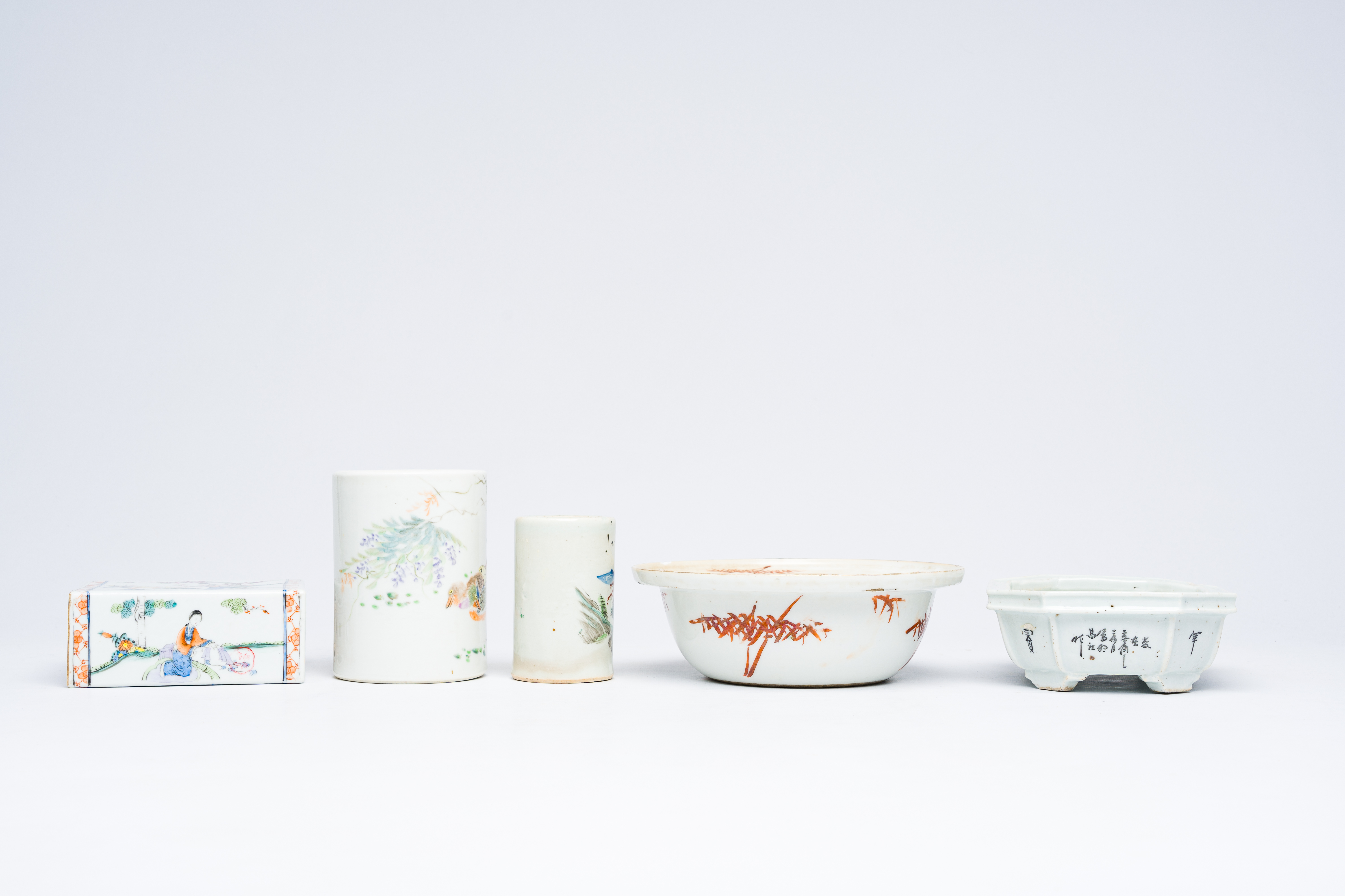 A varied collection of Chinese qianjiang cai and famille rose porcelain, 19th/20th C. - Image 8 of 14