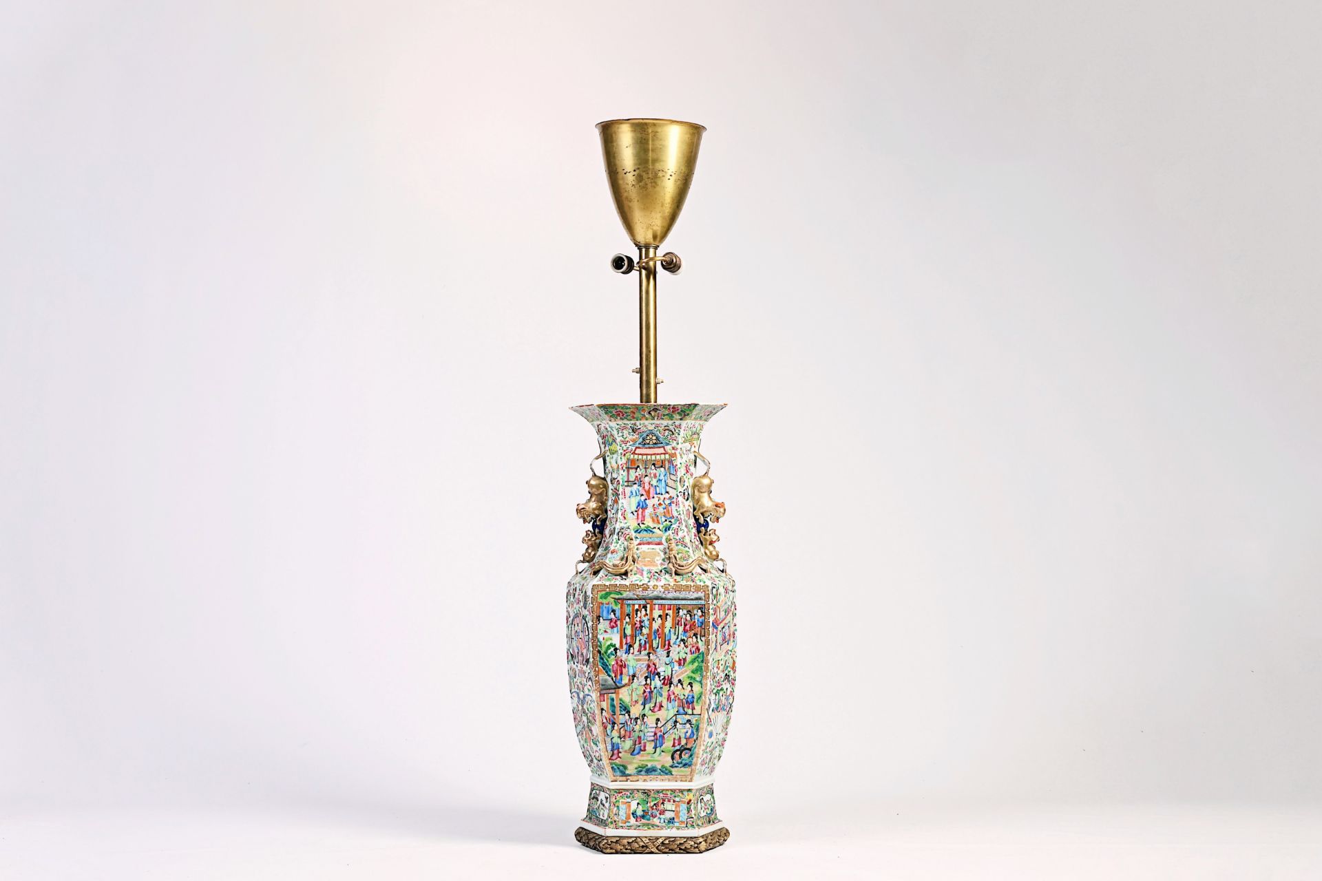A large Chinese hexagonal Canton famille rose vase mounted as a lamp with an exceptional shade, 19th - Bild 9 aus 13
