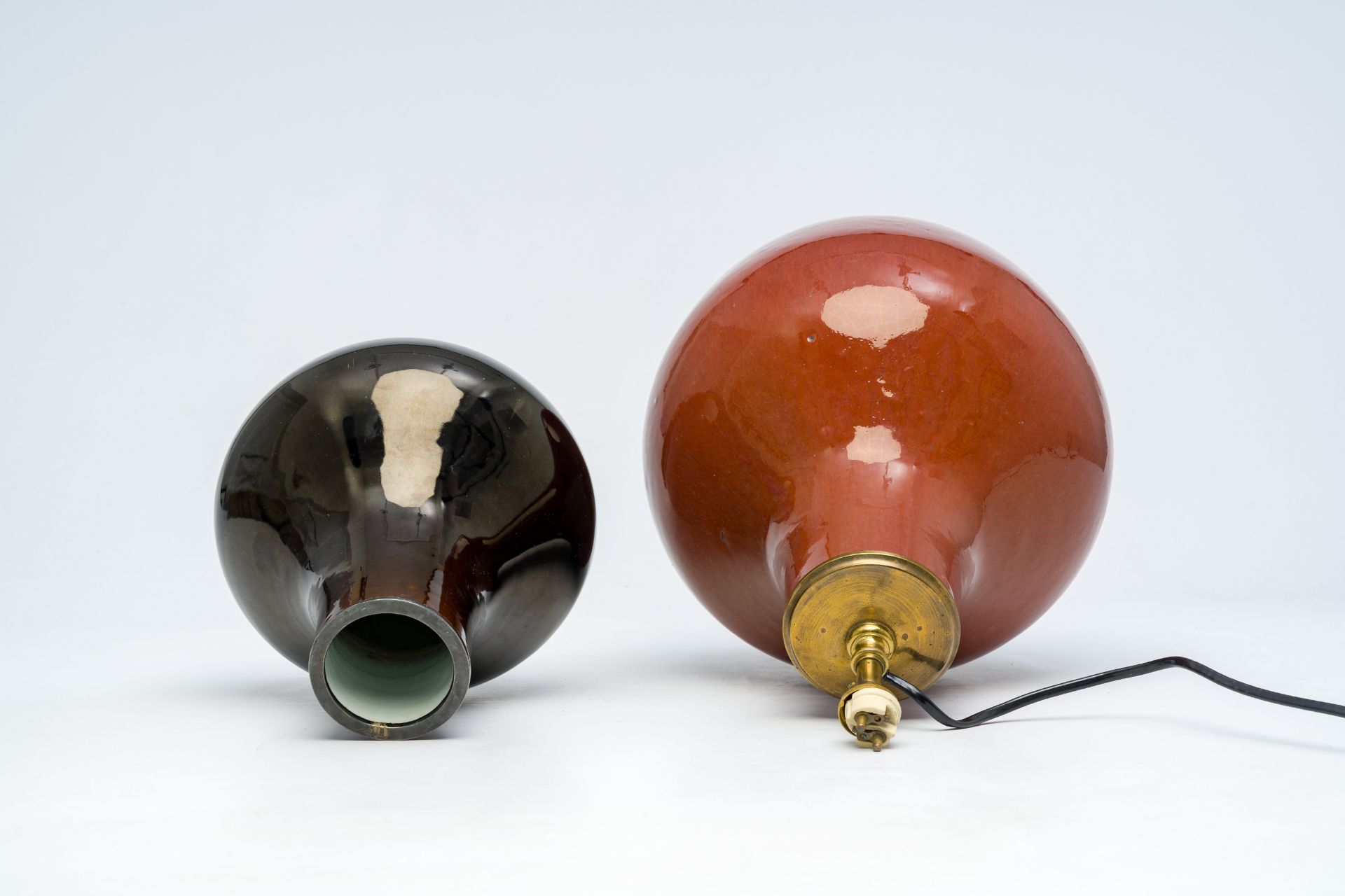 Two Chinese monochrome bottle vases, 19th C. - Bild 9 aus 12