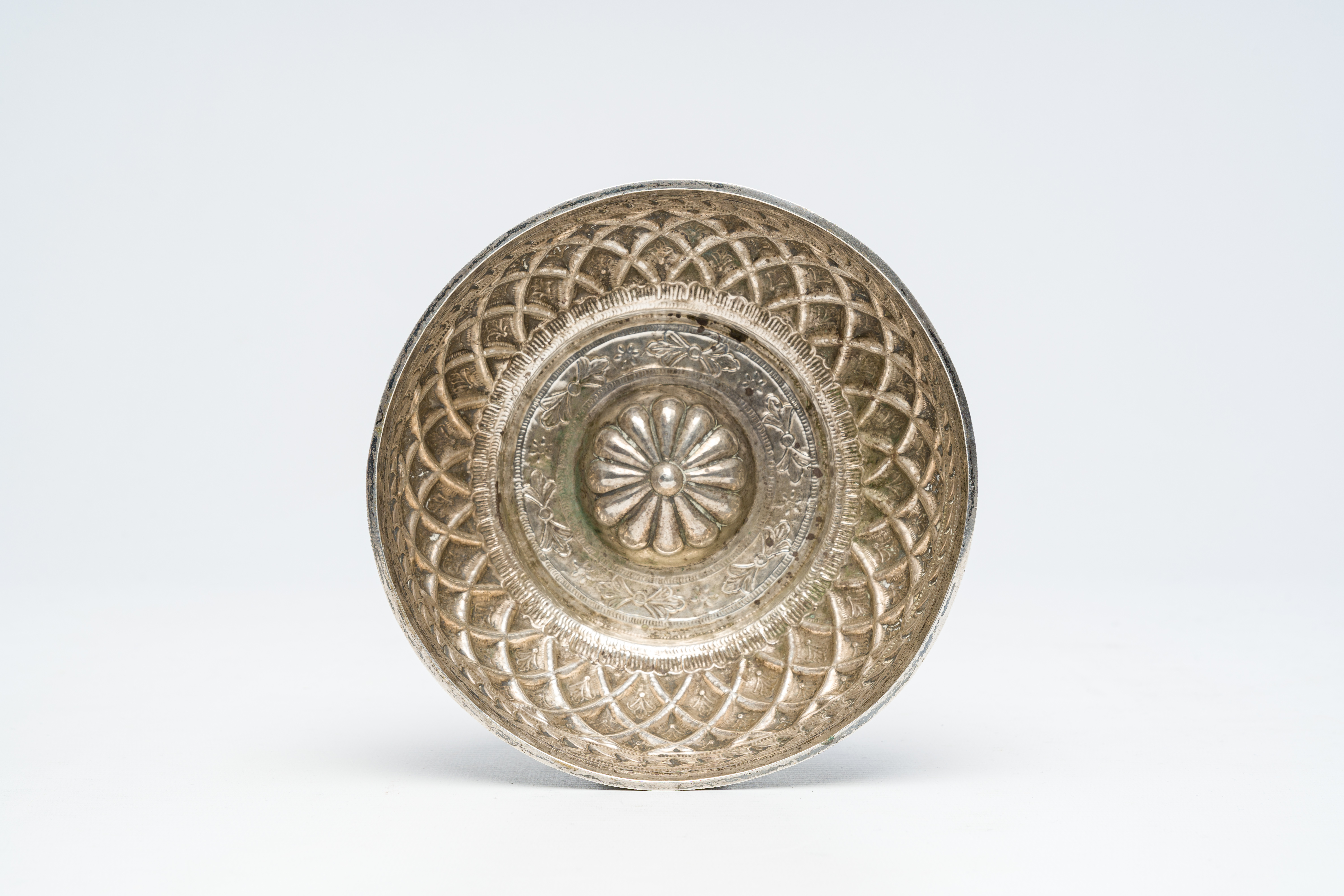 A Southeast Asian silver bowl, probably Laos or Sri Lanka, 19th/20th C. - Image 6 of 7