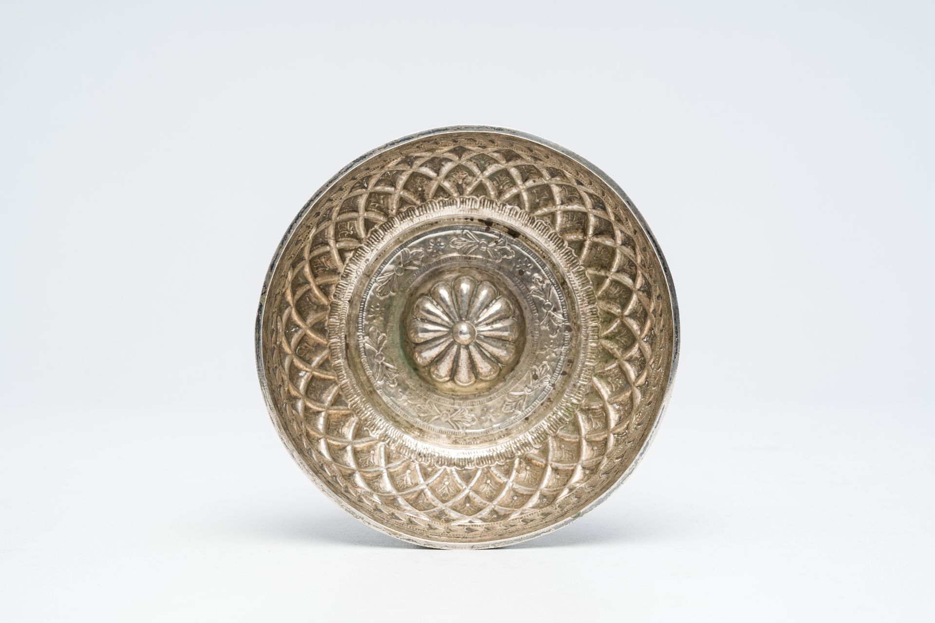 A Southeast Asian silver bowl, probably Laos or Sri Lanka, 19th/20th C. - Image 6 of 7