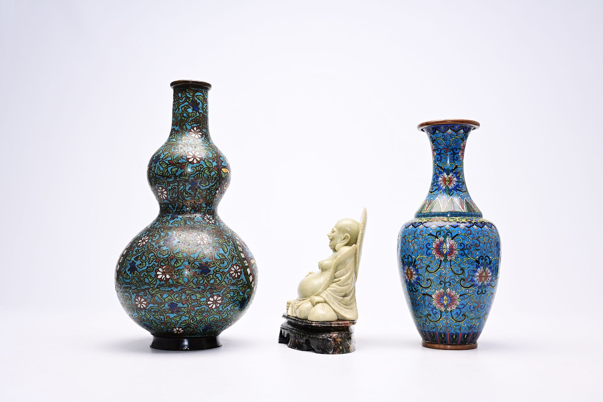 Two cloisonne and champleve vases and a soapstone figure of Buddha, China and Japan, 19th/20th C. - Bild 2 aus 7