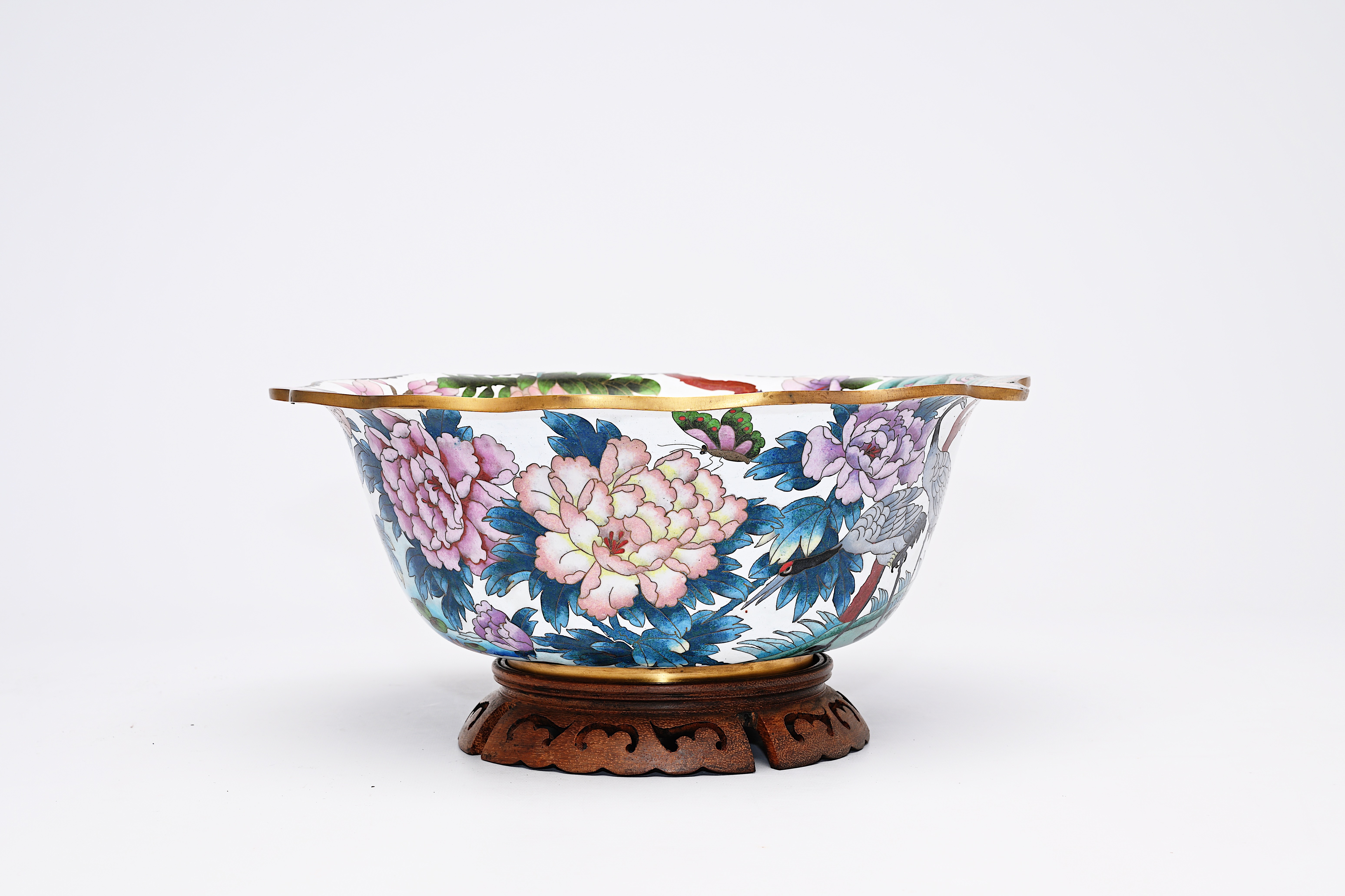 A large Chinese cloisonne dish and a bowl with cranes, 20th C. - Image 8 of 13