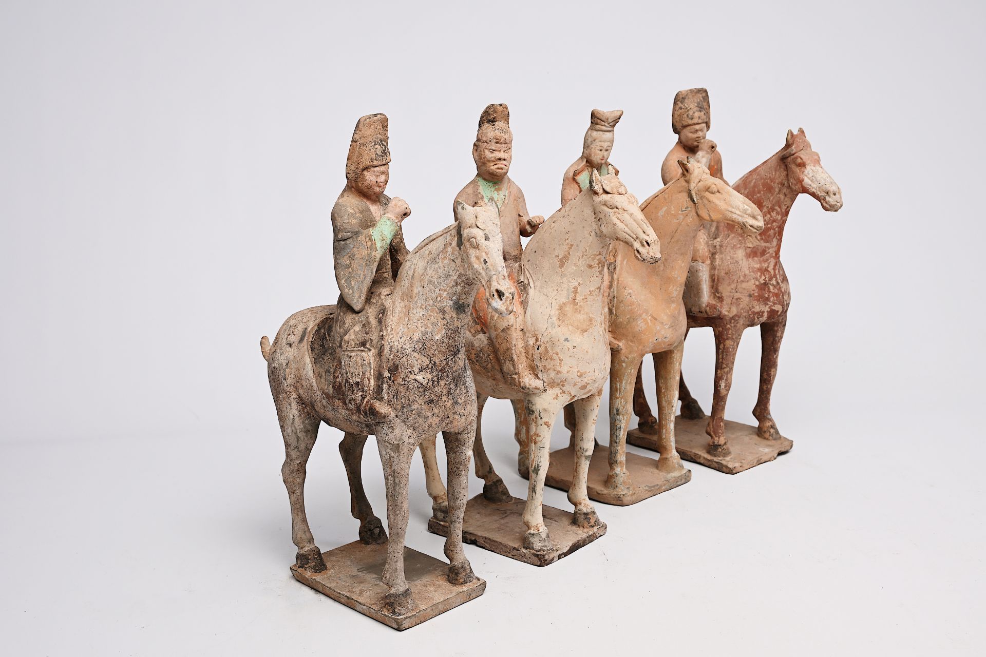 Four Chinese polychrome painted pottery equestrian figures, Tang - Bild 11 aus 22