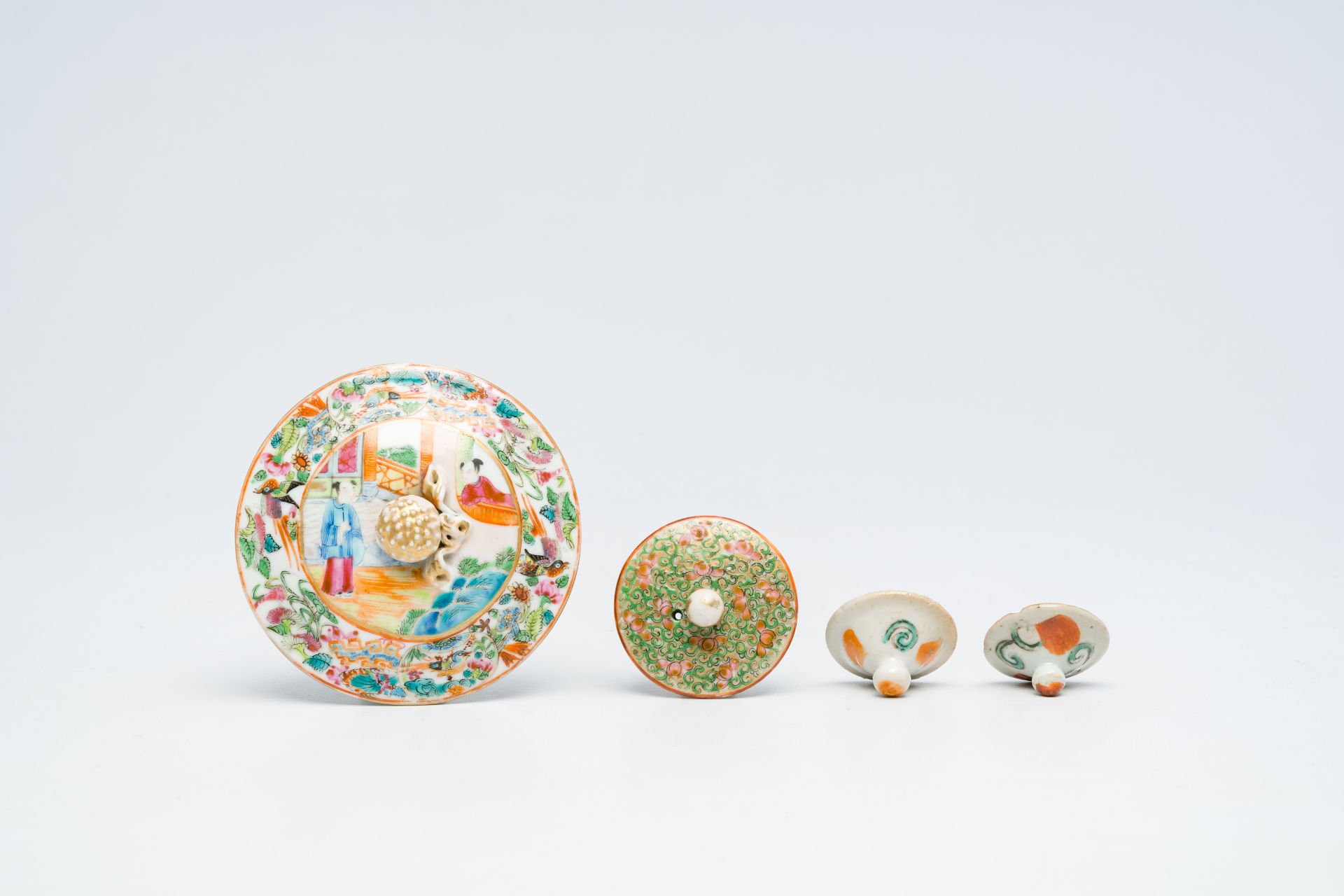 A varied collection of Chinese famille rose and Canton famille rose porcelain with floral design and - Bild 10 aus 11