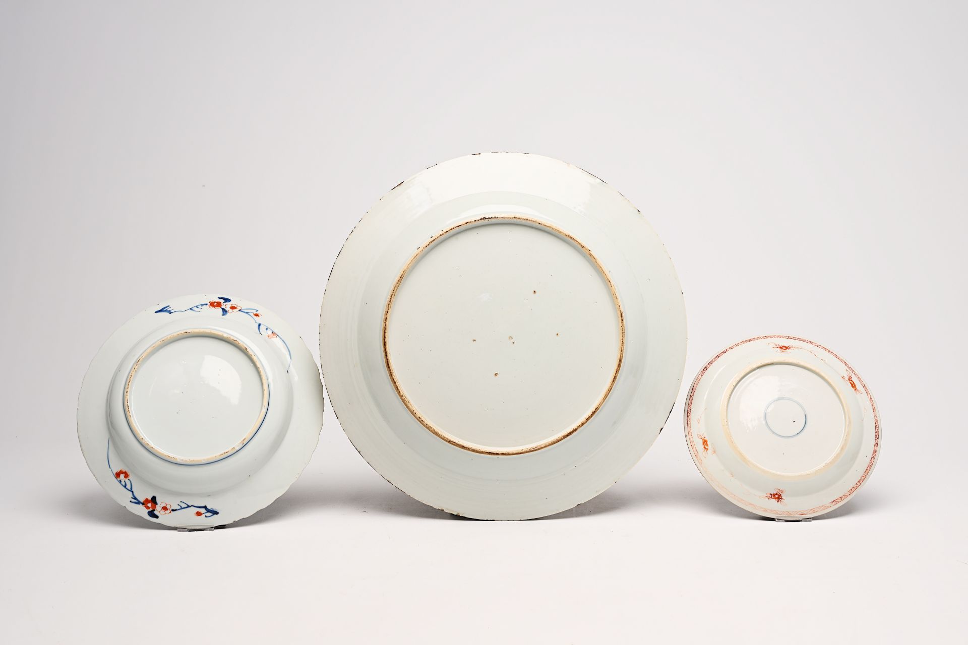 A varied collection of Chinese famille rose, blue, white and Imari style porcelain with landscapes a - Bild 3 aus 10