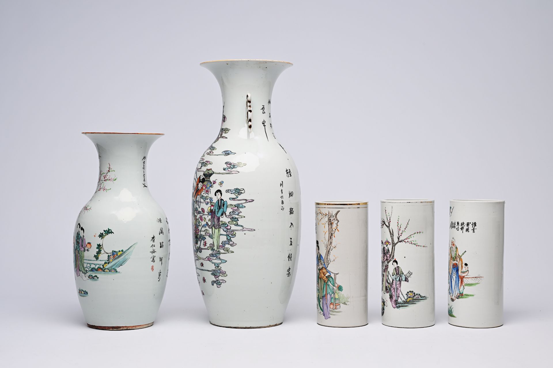 Five Chinese famille rose and qianjiang cai vases and hat stands with figurative design, 19th/20th C - Bild 3 aus 14