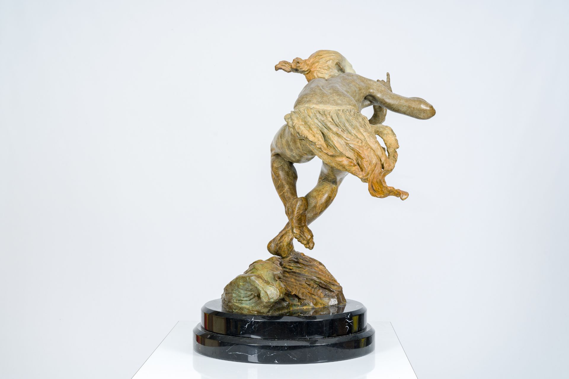 Richard MacDonald (1946): 'The Piper', patinated bronze on a marble base, ed. 13/90, dated (19)98 - Bild 5 aus 8