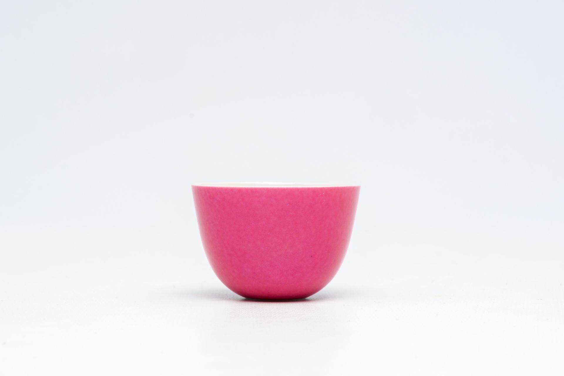 A Chinese monochrome ruby ground cup, Kangxi mark, 19th/20th C. - Image 8 of 14