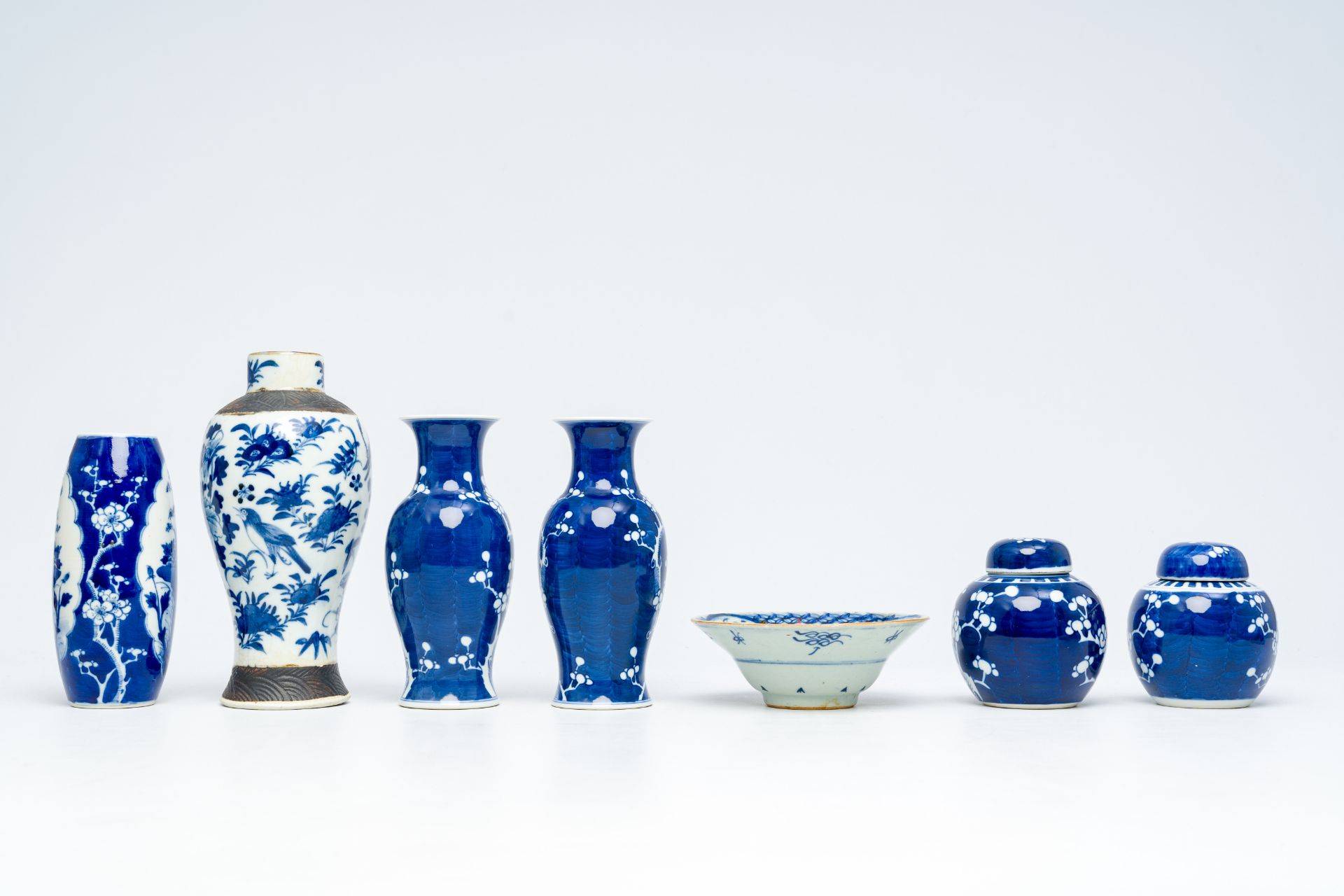 A varied collection of Chinese blue and white porcelain with floral design, 19th/20th C. - Image 6 of 18