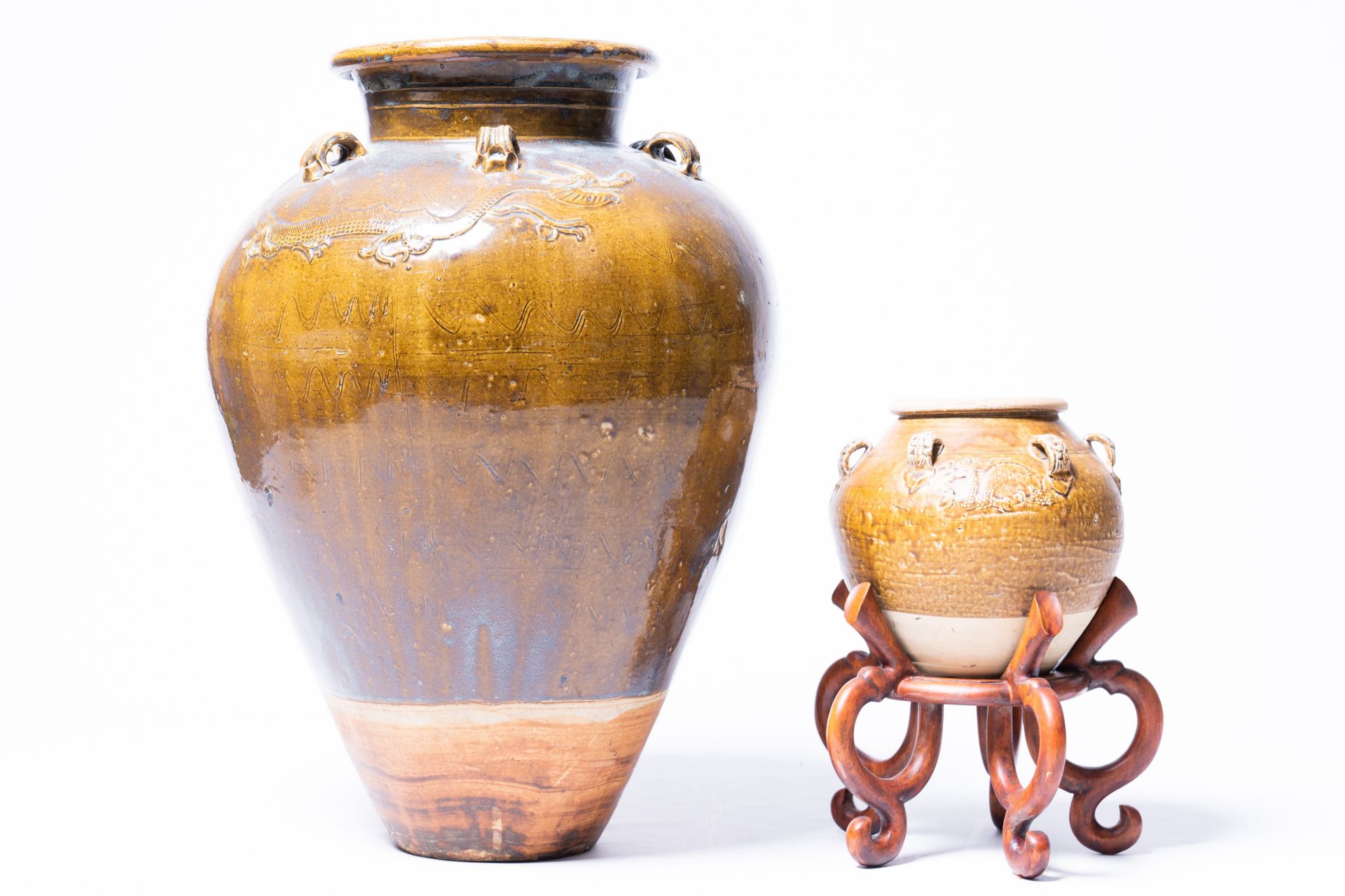 Two Chinese stoneware martaban jars with incised and applied design, 19th C. - Bild 2 aus 6