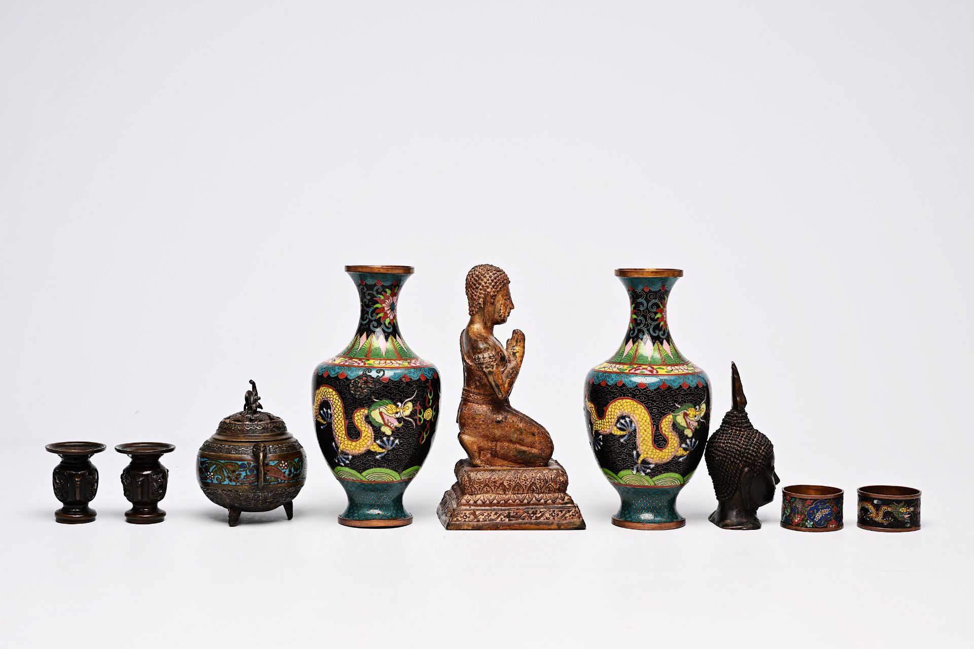 A varied collection of bronze and cloisonne items and two paintings on silk, China, Japan, Burma and - Bild 7 aus 7