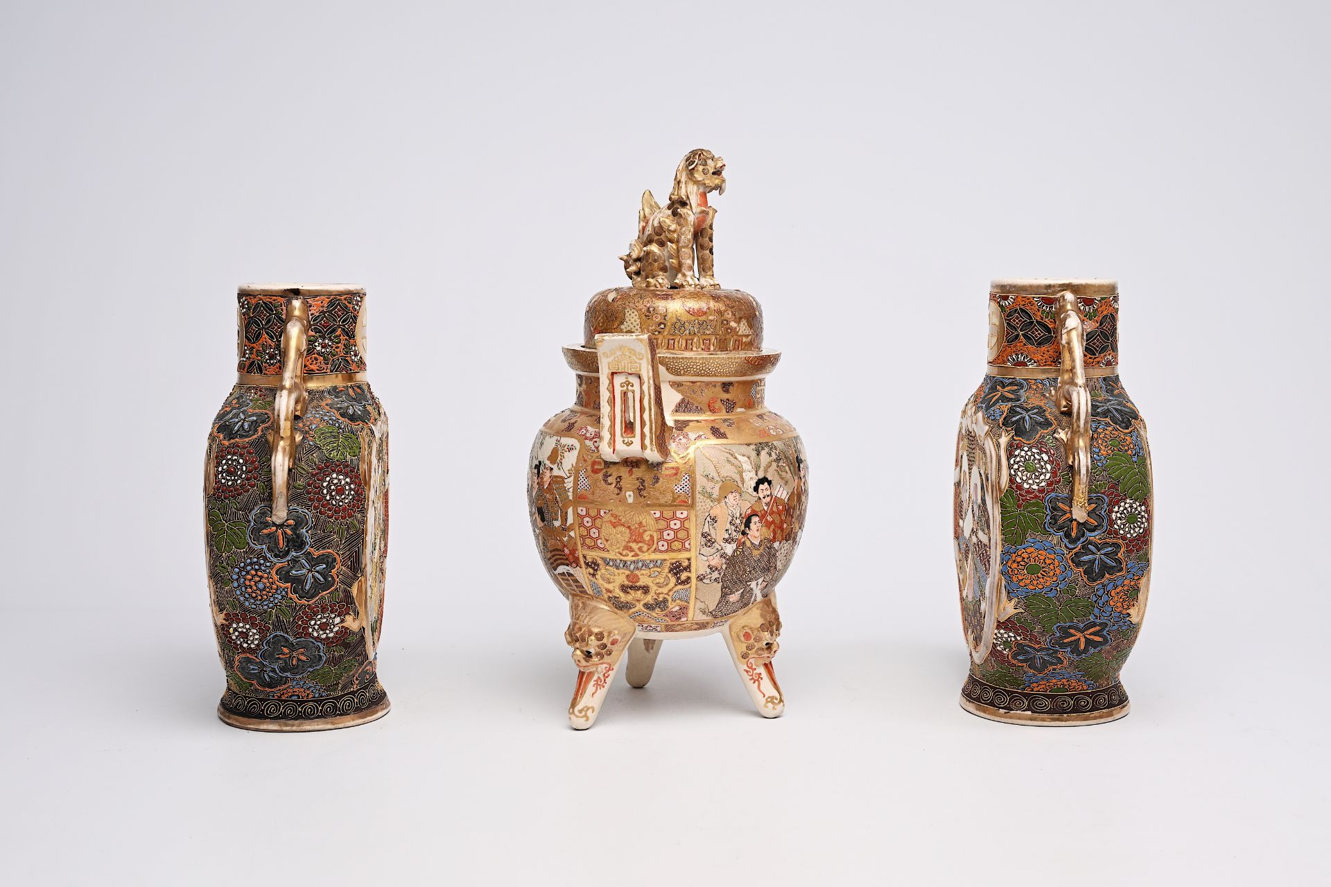 Three Japanese Satsuma 'moonflask' vases, a 'koro' incense burner and a Buddha on an elephant, Meiji - Bild 5 aus 18