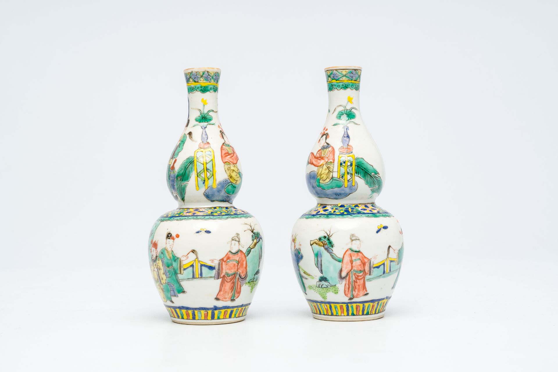 A pair of Chinese famille verte double gourd vases and a plate, 19th C. - Image 10 of 17