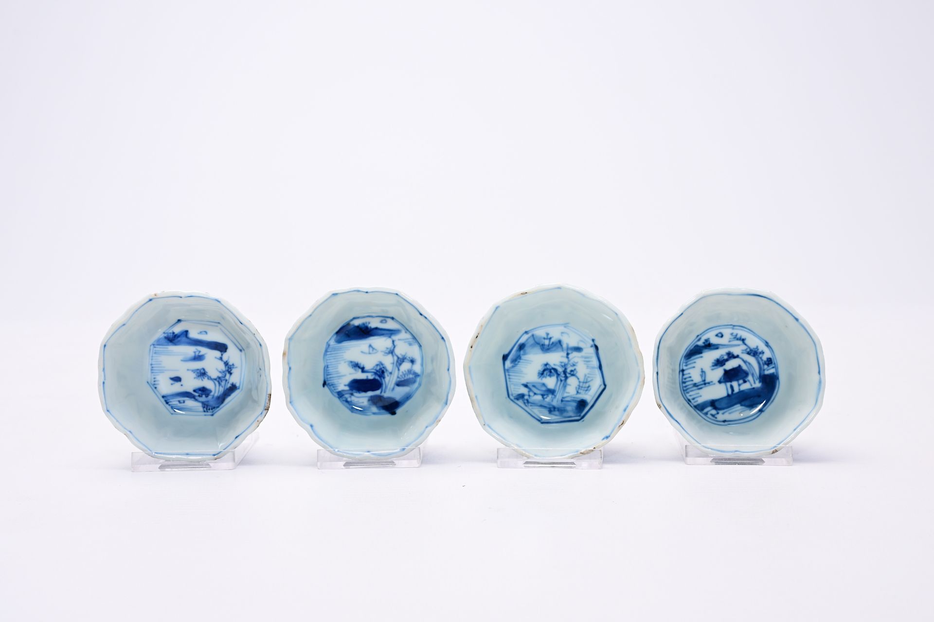 Four Chinese blue and white cups and saucers with floral design and landscapes, Kangxi - Bild 6 aus 12