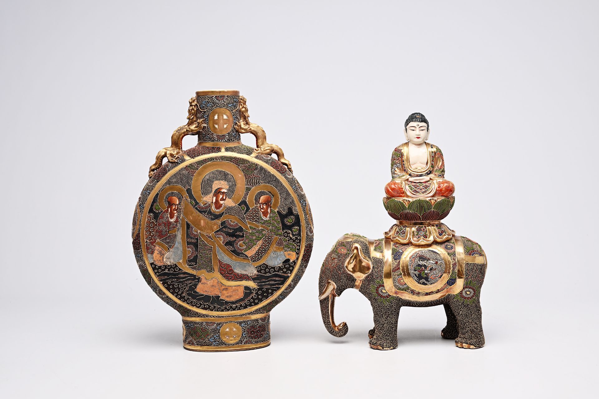 Three Japanese Satsuma 'moonflask' vases, a 'koro' incense burner and a Buddha on an elephant, Meiji - Bild 8 aus 18