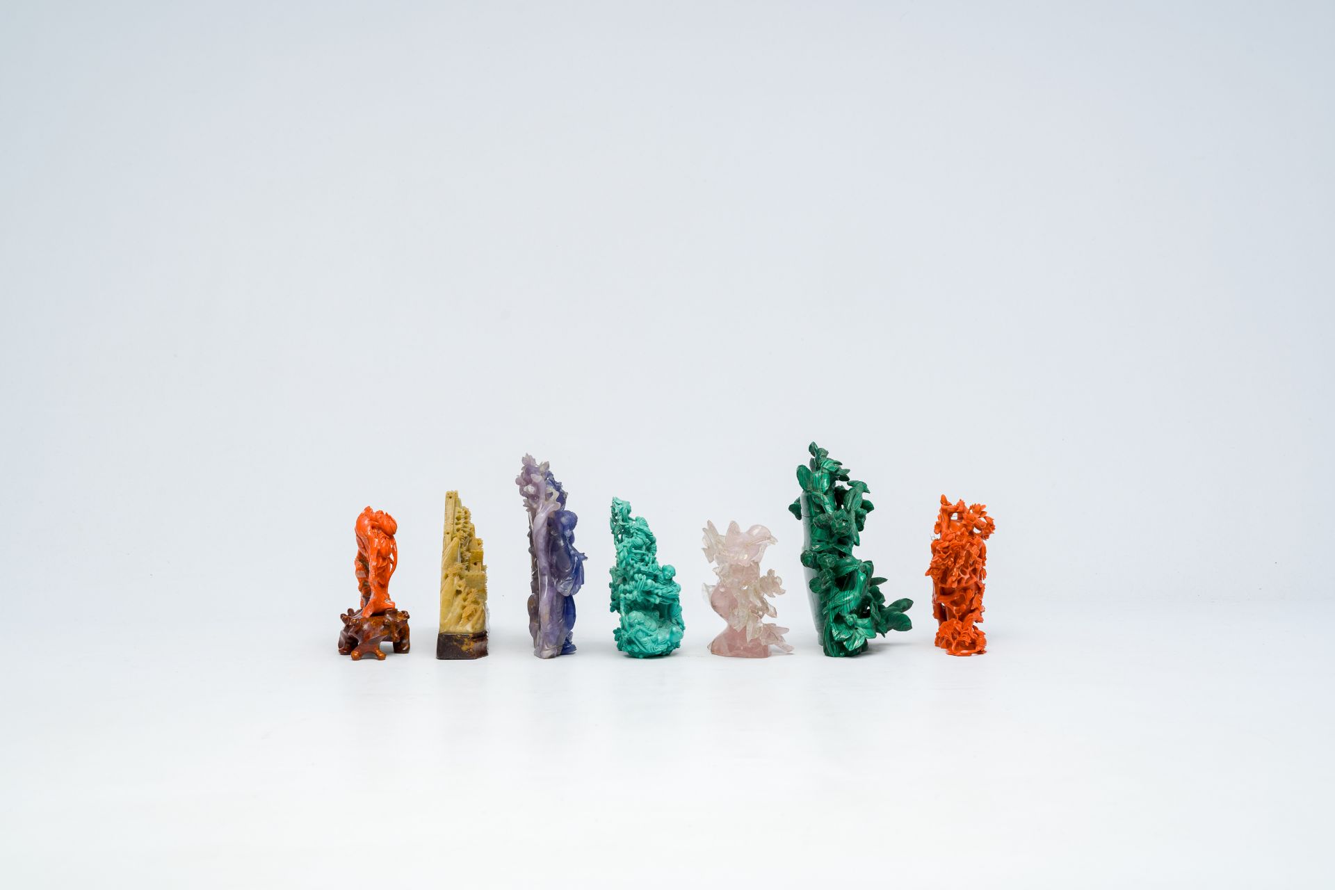 Seven various Chinese sculptures in red coral, lapis lazuli, malachite, quartz and soapstone, 19th/2 - Image 4 of 9
