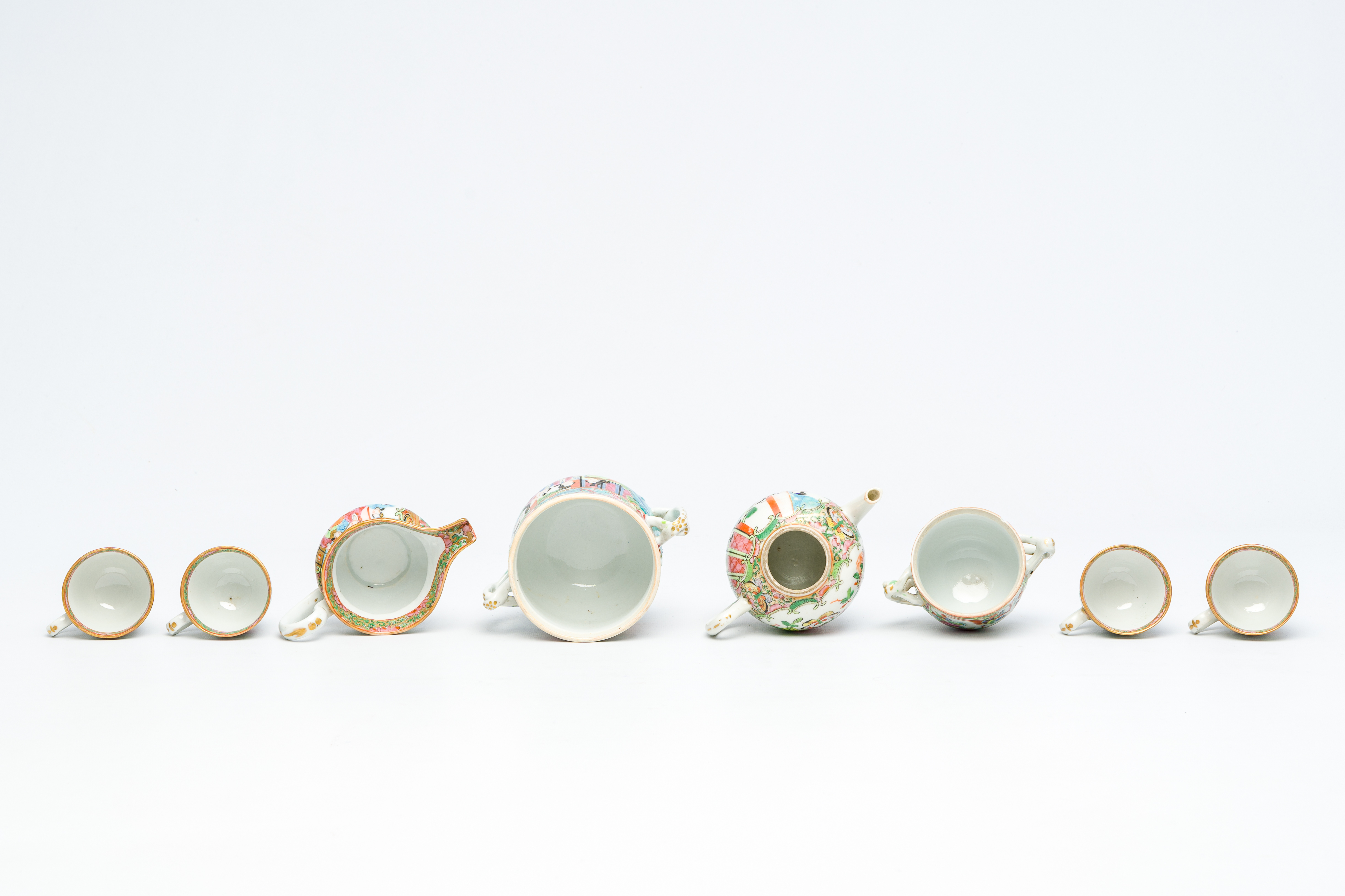 An extensive collection of Chinese Canton famille rose porcelain, 19th C. - Image 15 of 18