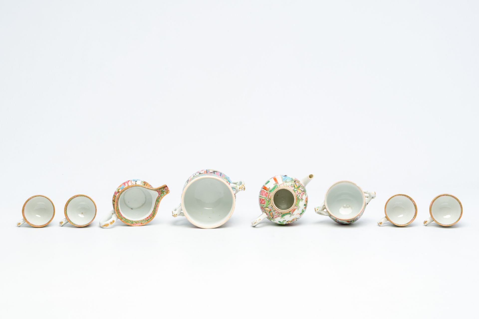 An extensive collection of Chinese Canton famille rose porcelain, 19th C. - Bild 15 aus 18