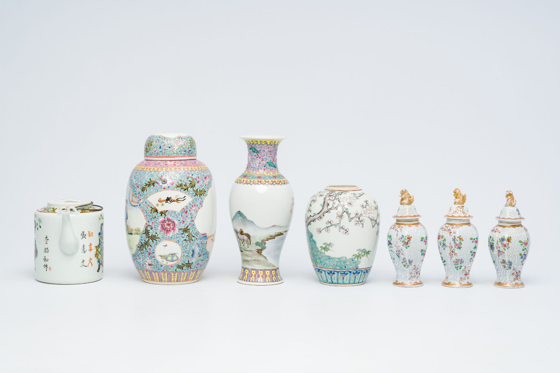 A varied collection of Chinese famille rose porcelain and three French Samson famille rose style 'ar - Bild 5 aus 17