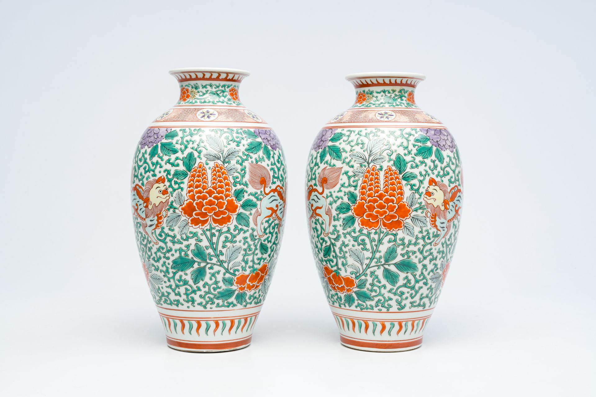 A pair of Japanese wucai style 'peony and Buddhist lions' vases, Meiji, ca. 1900 - Bild 4 aus 6