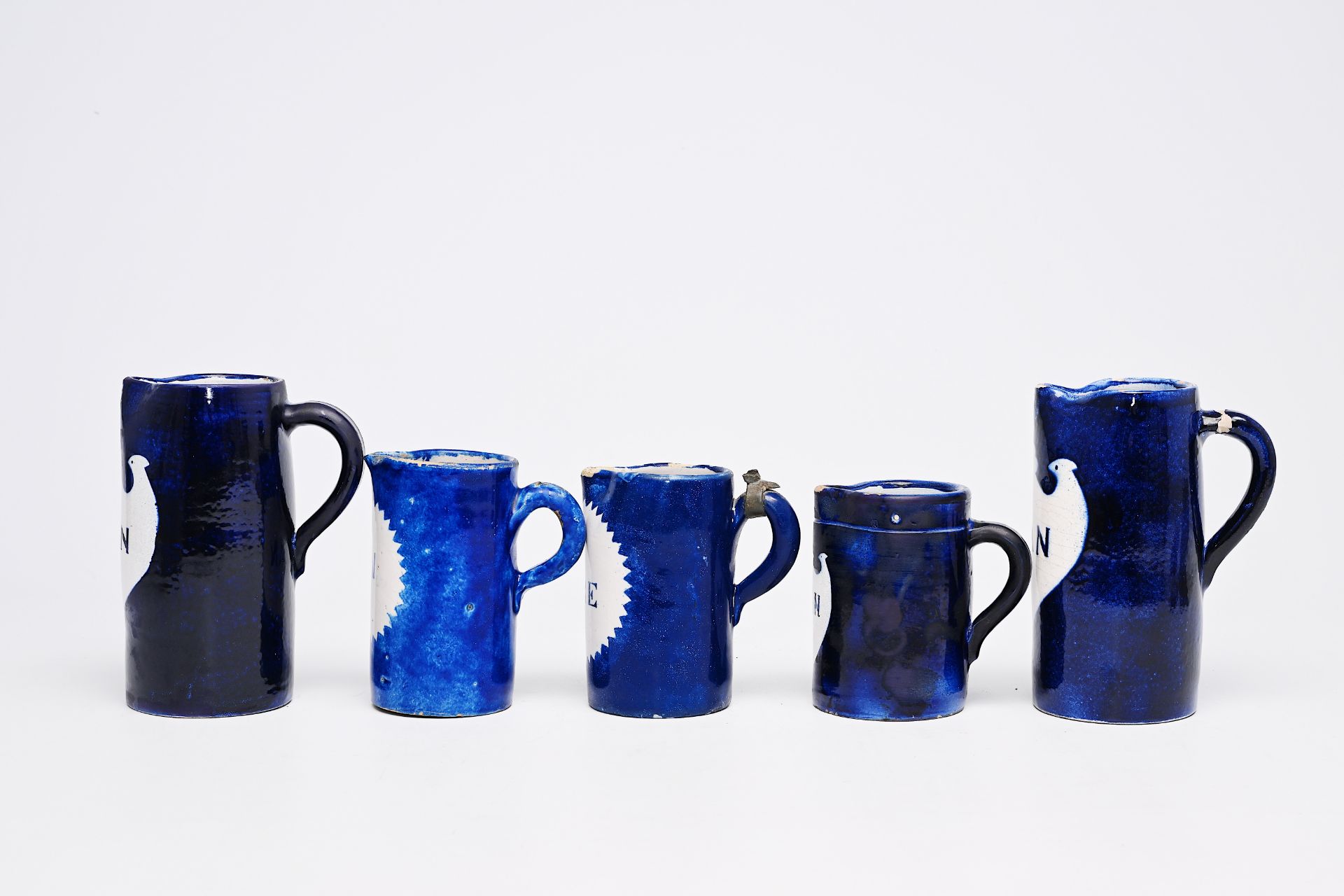 Seven blue and white Brussels faience beer mugs and two black-glazed Namur pottery ewers, 18th/19th - Bild 9 aus 15