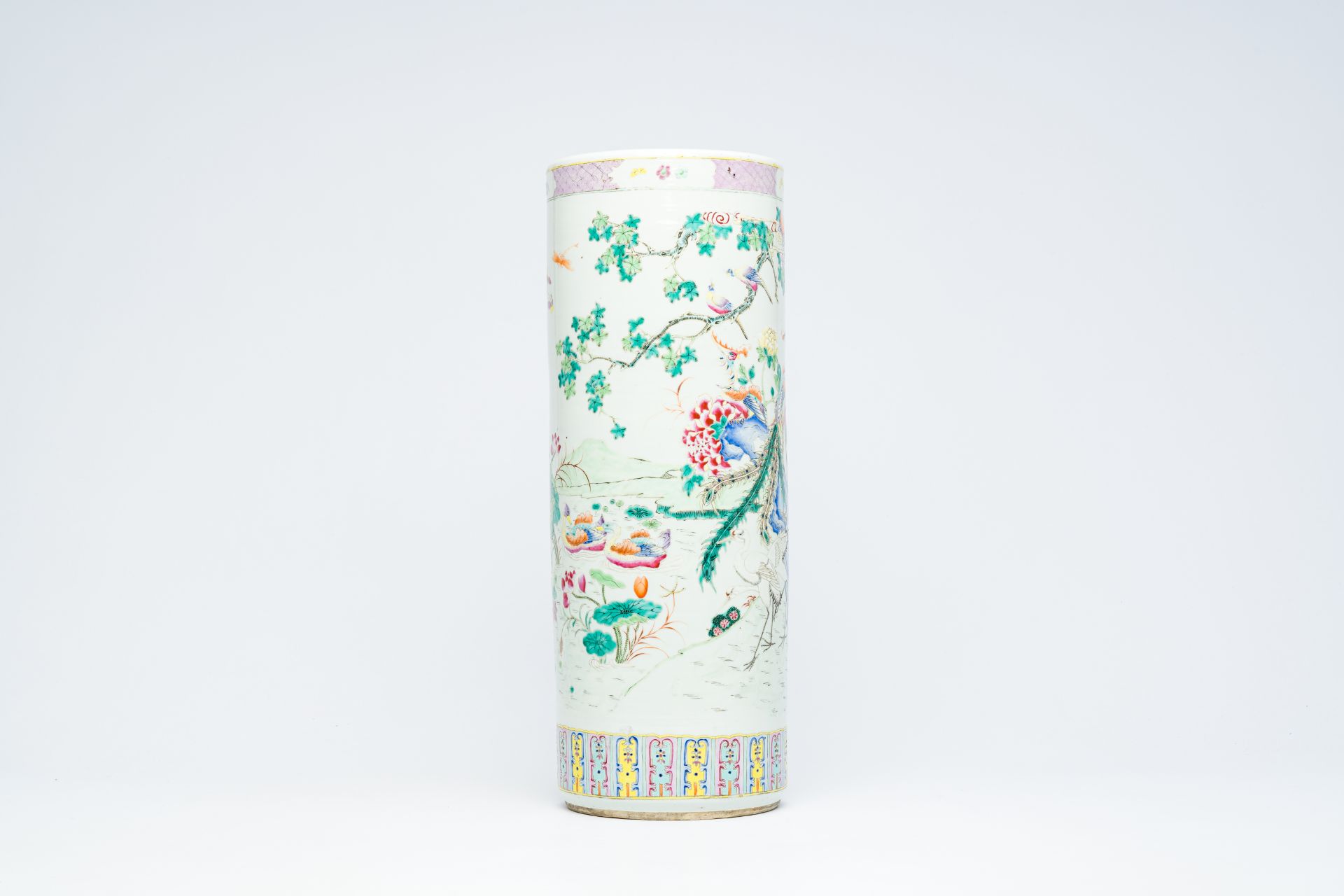 A Chinese cylindrical famille rose vase with birds among blossoming branches, 19th C. - Bild 8 aus 12