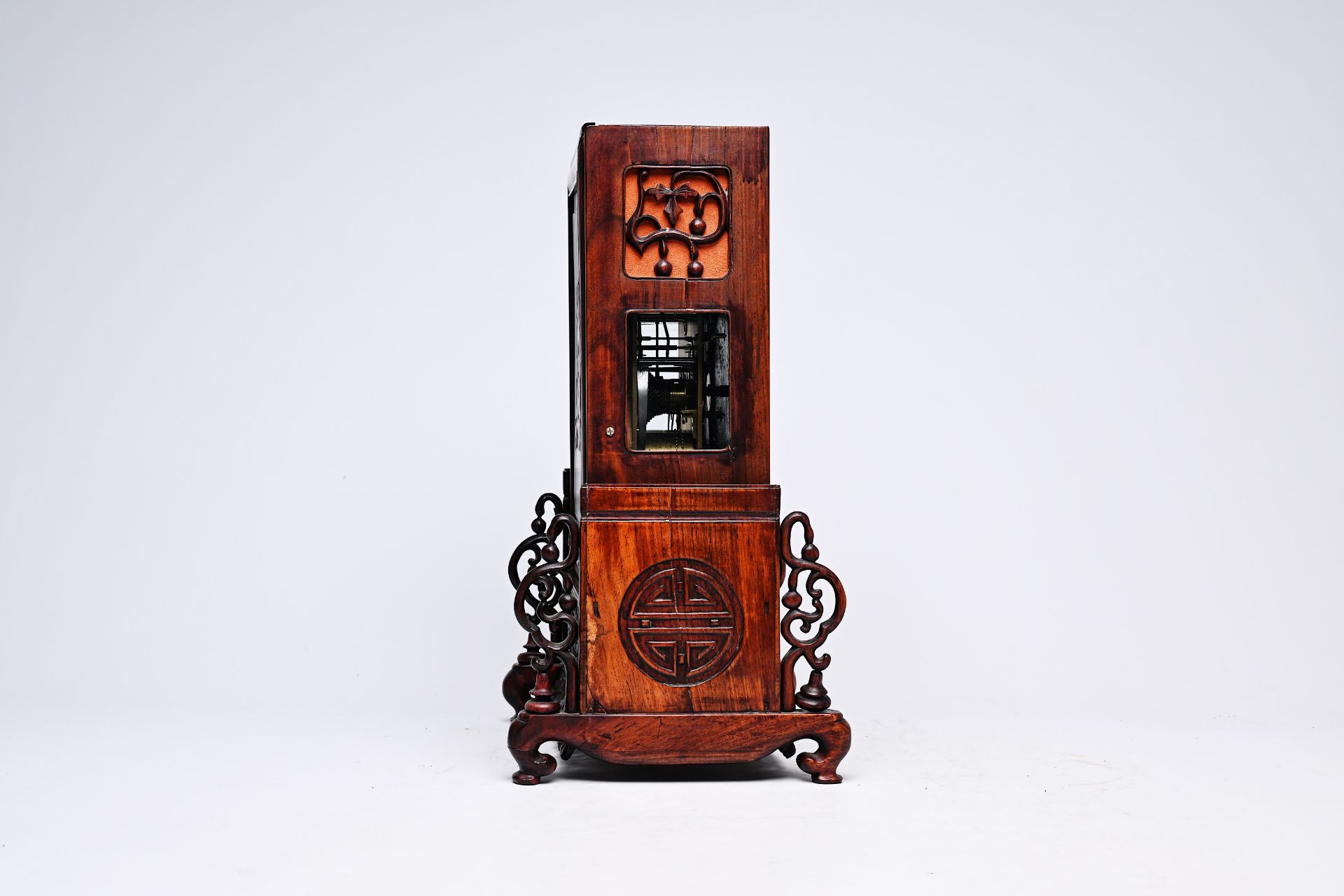 A Chinese reticulated wood fusee clock with brass plaque, 19th C. - Bild 5 aus 6