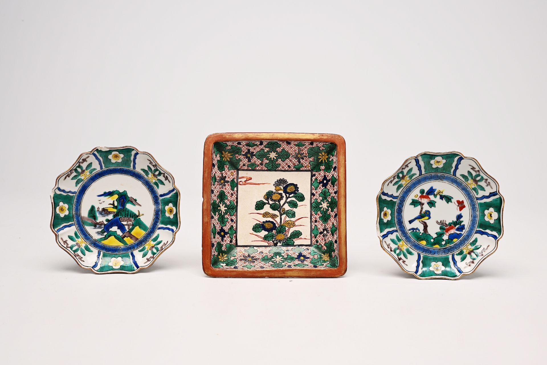 Four Japanese Kutani dishes and a pair of Sumida Gawa mugs, Meiji/Showa, 19th/20th C. - Image 8 of 11