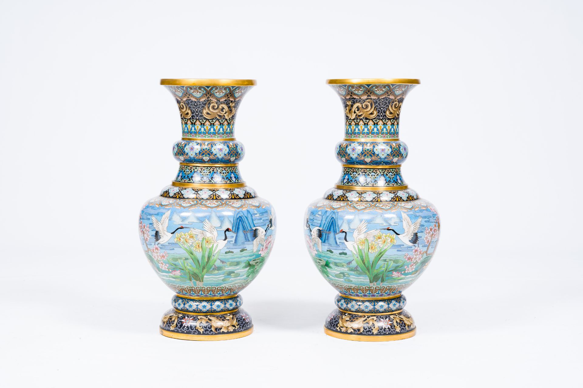 A pair of large Chinese cloisonne 'cranes' vases, 20th C. - Image 5 of 10