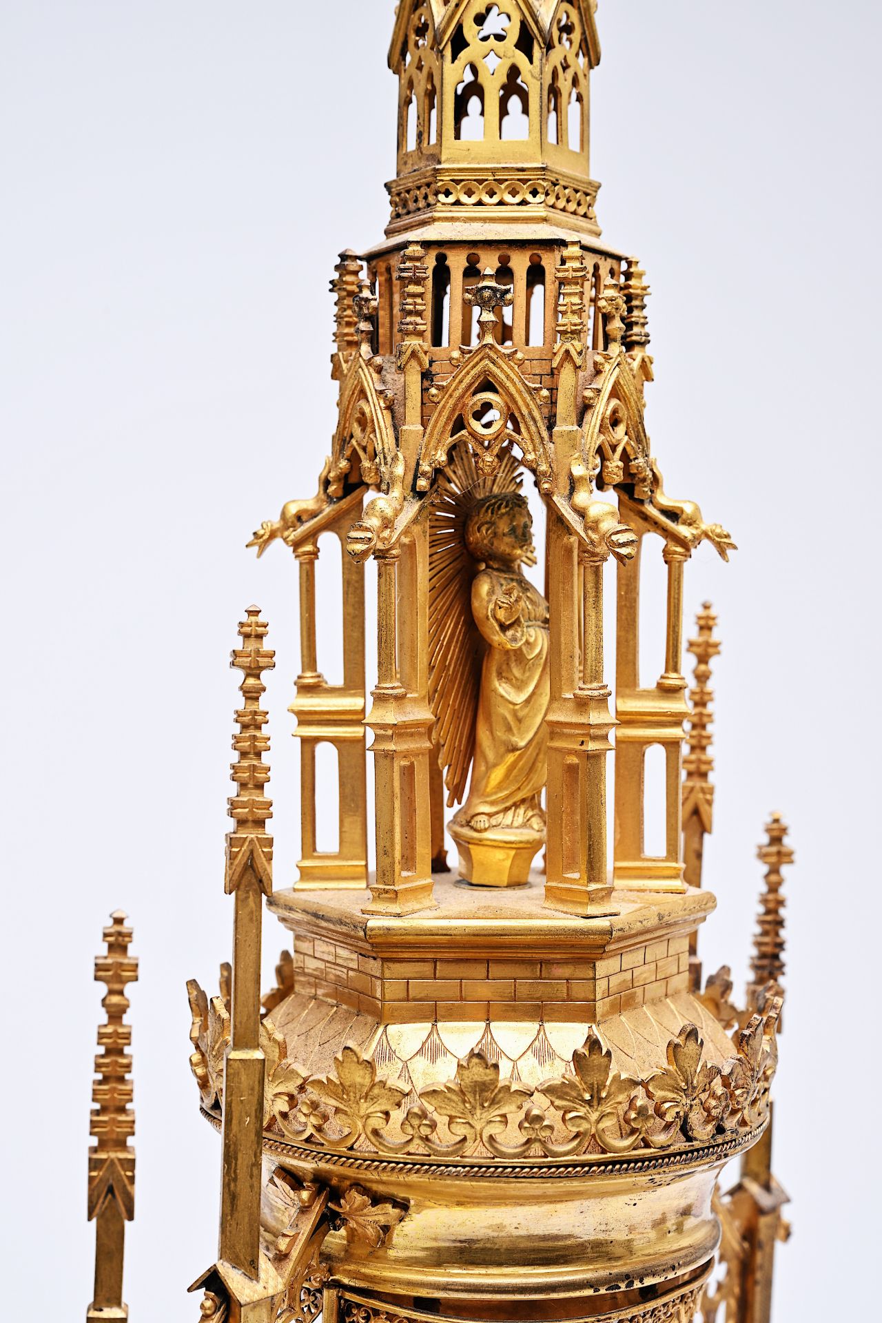 A French Gothic revival brass cathedral-shaped monstrance with enamel plaques, 19th C. - Image 12 of 15
