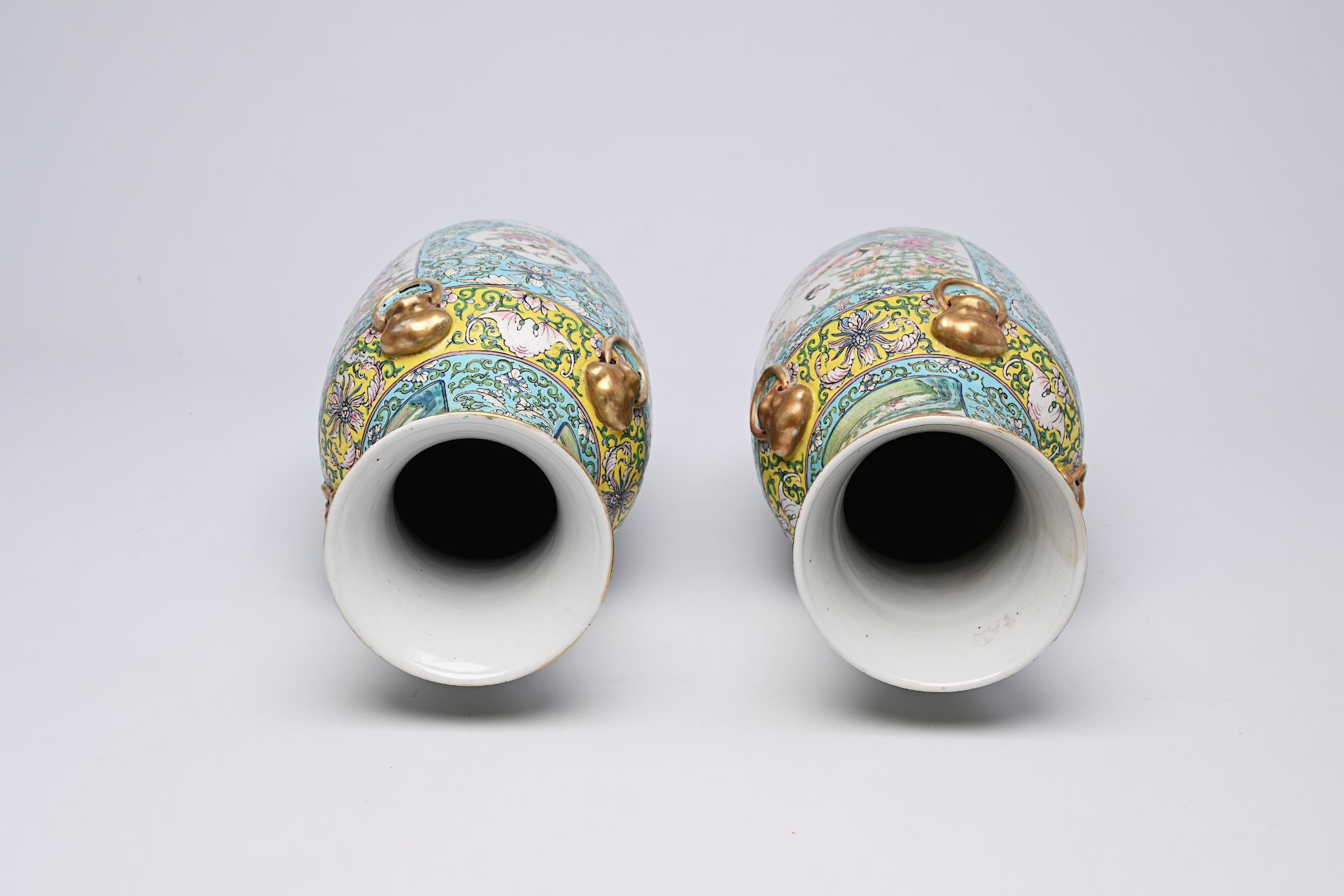 A pair of Chinese Canton famille rose turquoise ground vases with birds and butterflies among blosso - Bild 6 aus 13