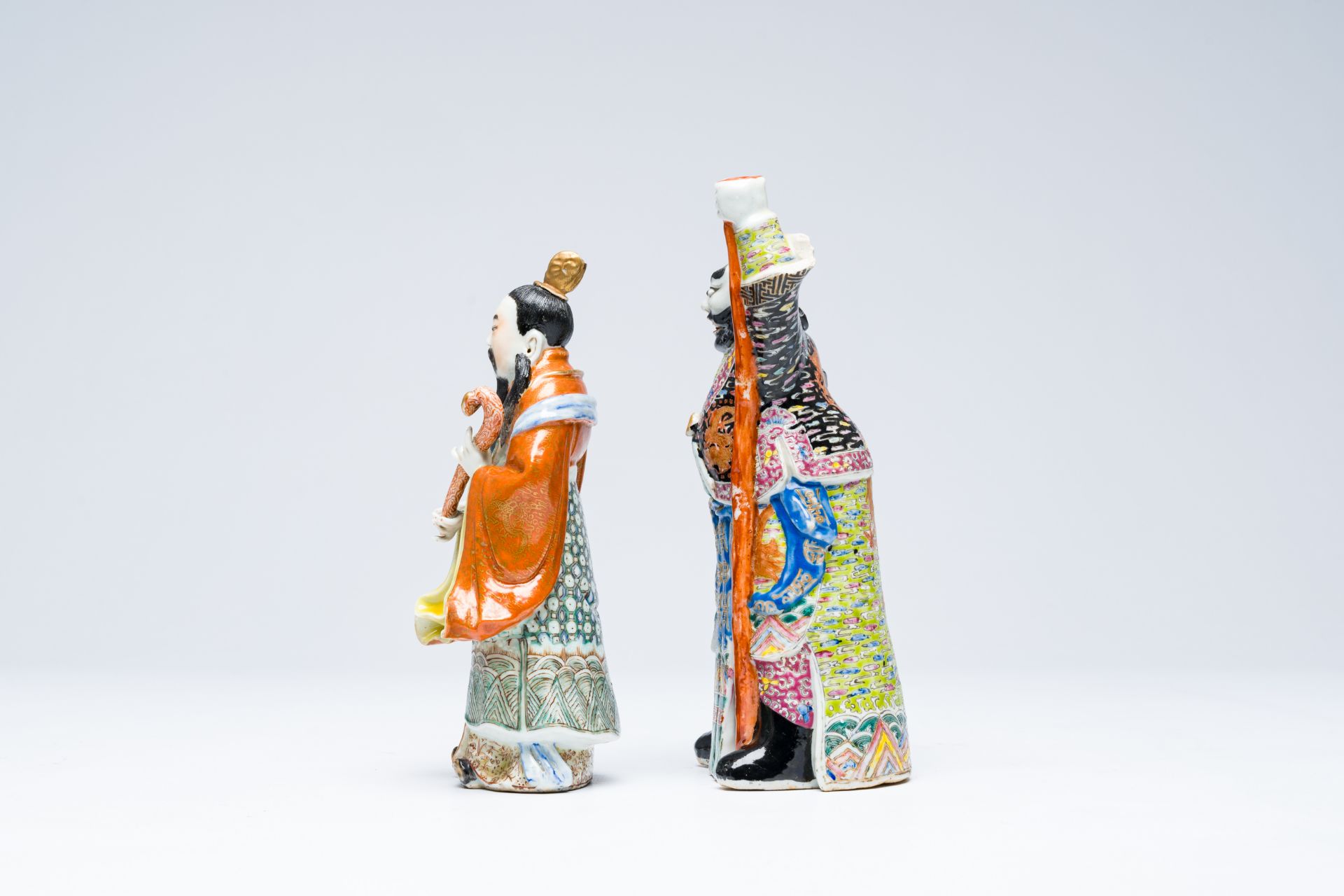 Two Chinese famille rose figures, 19th/20th C. - Bild 3 aus 7