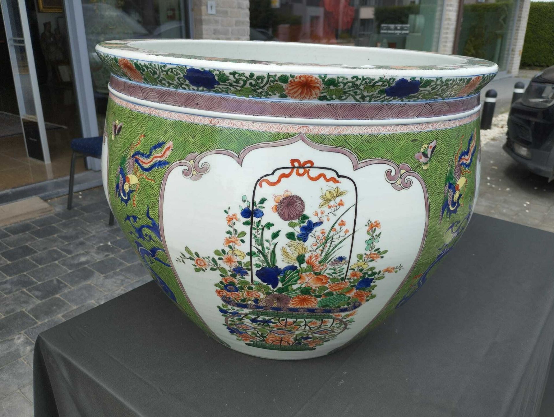 A French Samson famille verte style jardiniere with phoenixes, dragons and flower baskets, Paris, 19 - Image 10 of 20