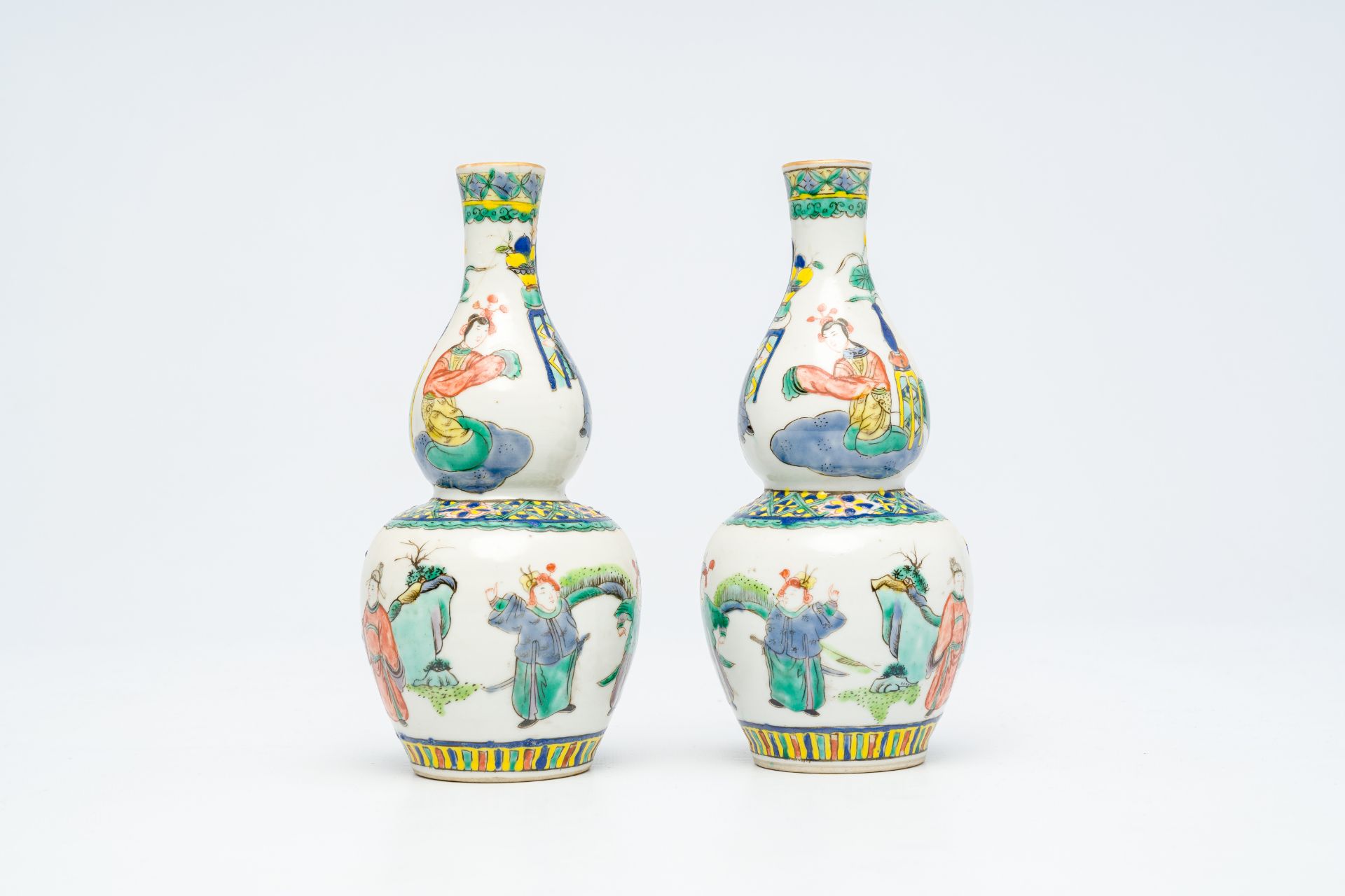 A pair of Chinese famille verte double gourd vases and a plate, 19th C. - Image 13 of 17