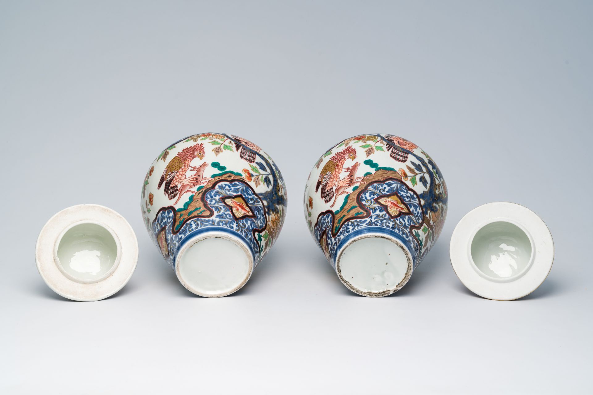 A pair of French Samson Imari style 'hunting eagles' vases and covers, Paris, 19th C. - Image 6 of 6